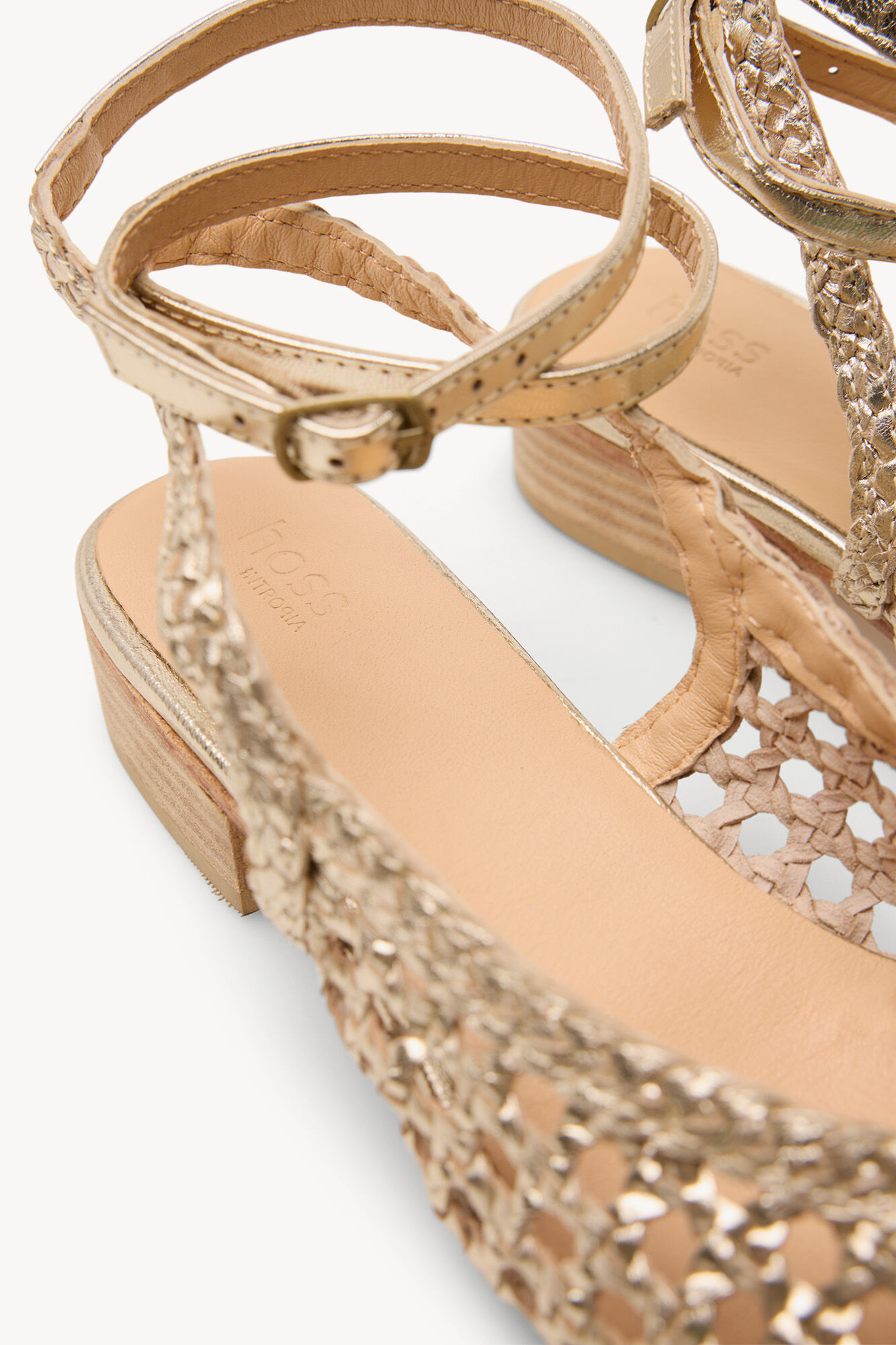 Hoss Intropia Maia. Bailarina de piel trenzada con tac&oacute;n Dorado