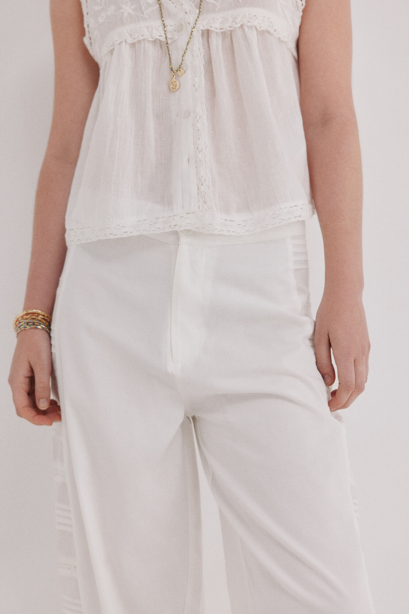 Hoss Intropia P&iacute;a. Pantal&oacute;n tiro medio bordado Blanco