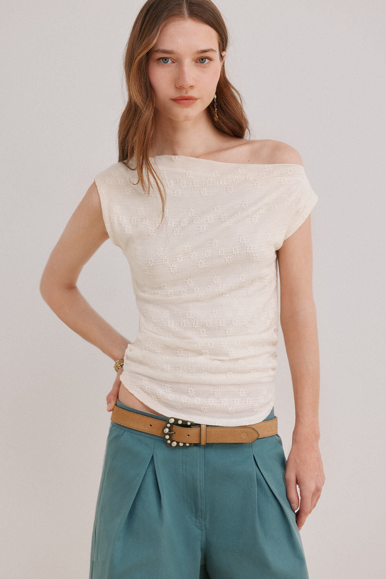 Hoss Intropia Marga. Playera asim&eacute;trica Marfil
