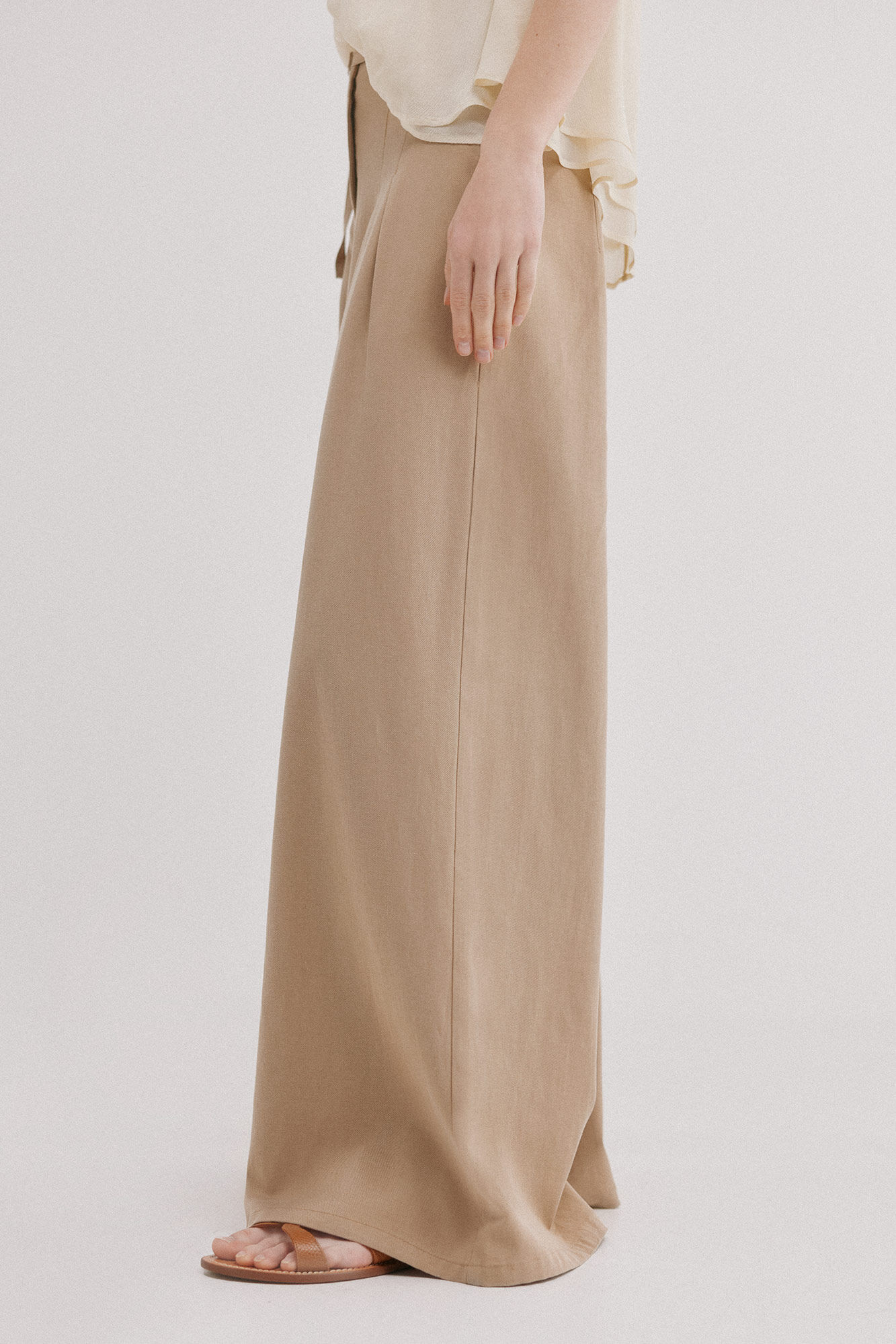 Hoss Intropia Poppy. Pantal&oacute;n flu&iacute;do con pinzas