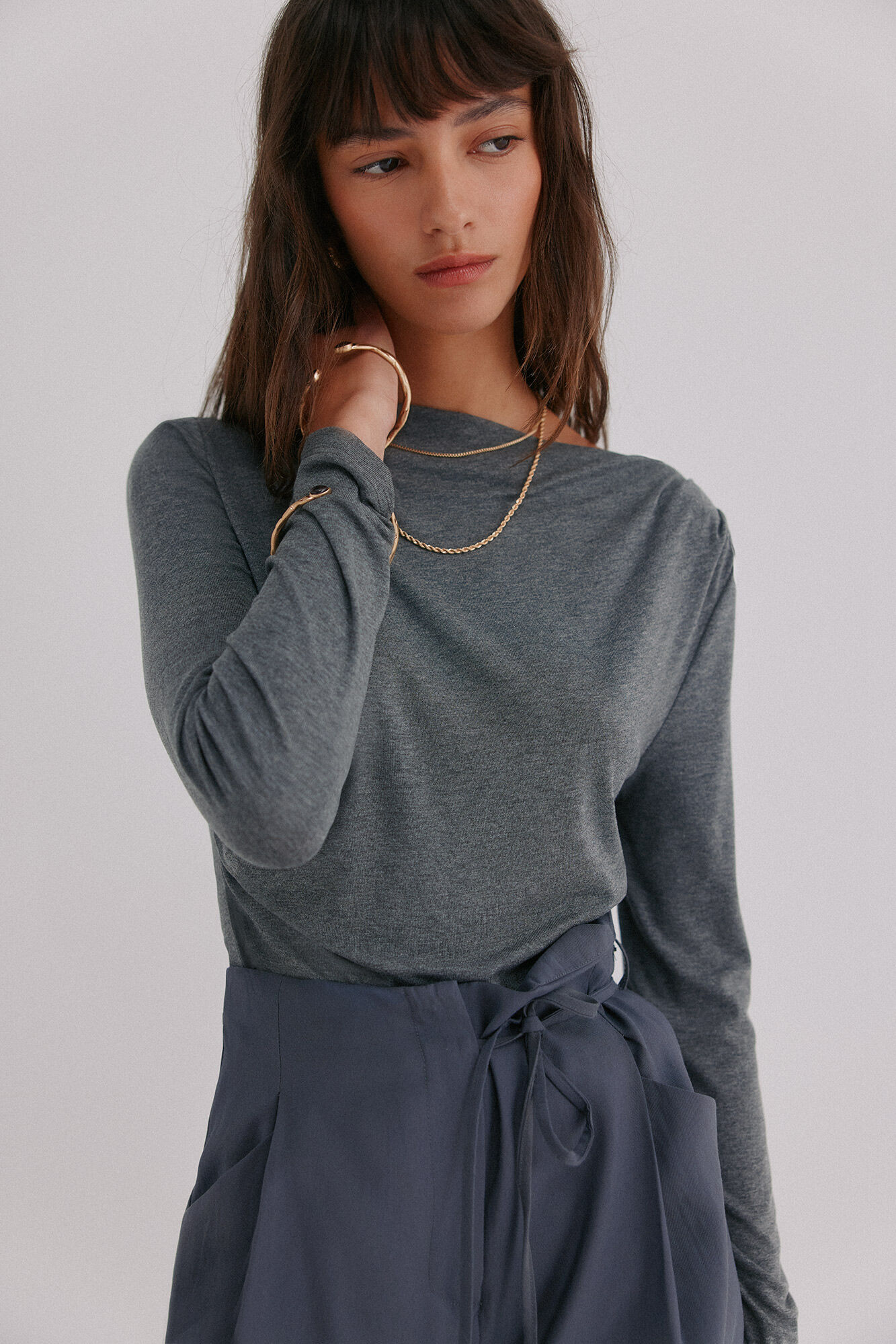 Hoss Intropia Mercedes. Top drapeado Gris