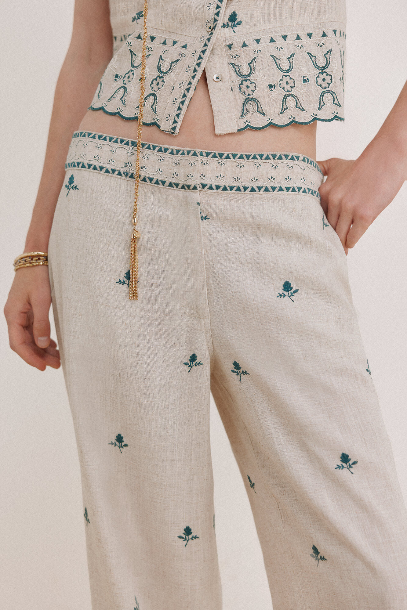 Hoss Intropia Prime. Pantal&oacute;n bordado Marfil