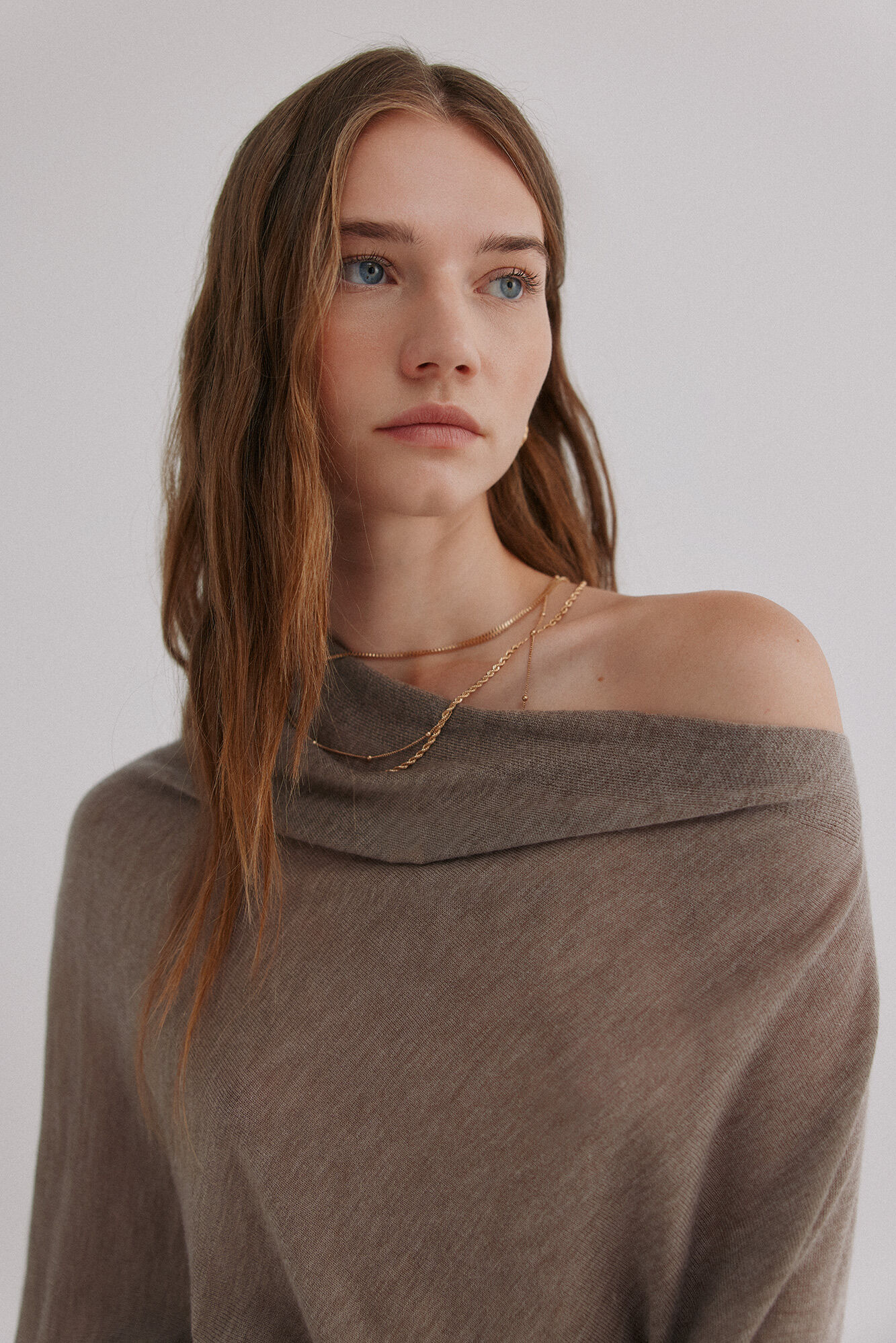 Hoss Intropia Nica. Su&eacute;terescote asim&eacute;trico Gris