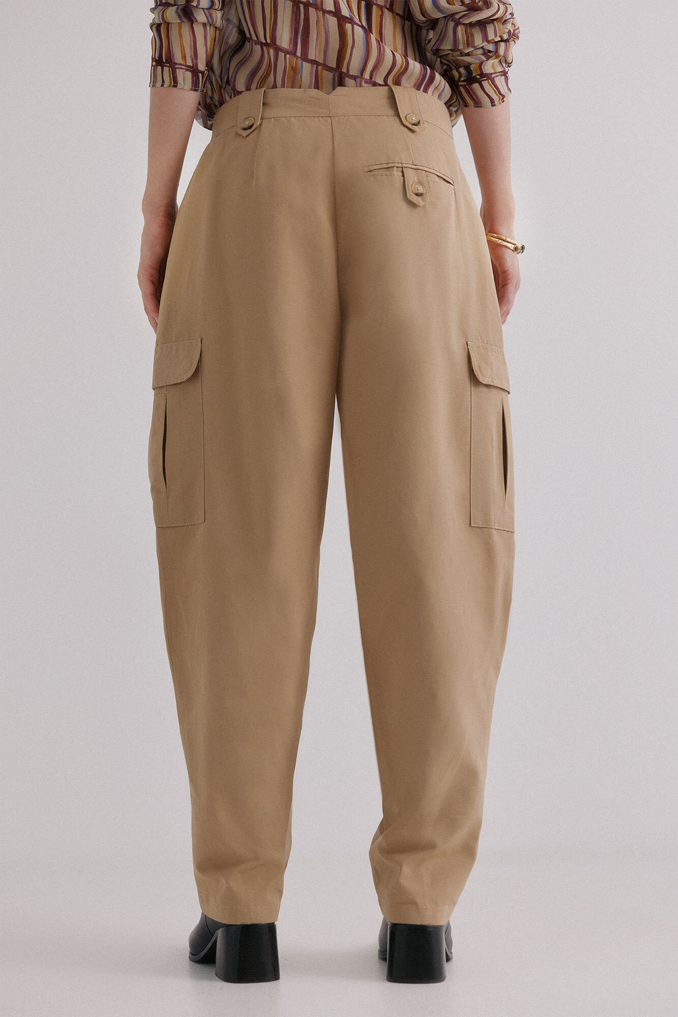 Hoss Intropia Pantal&oacute;n cargo Piera Marfil