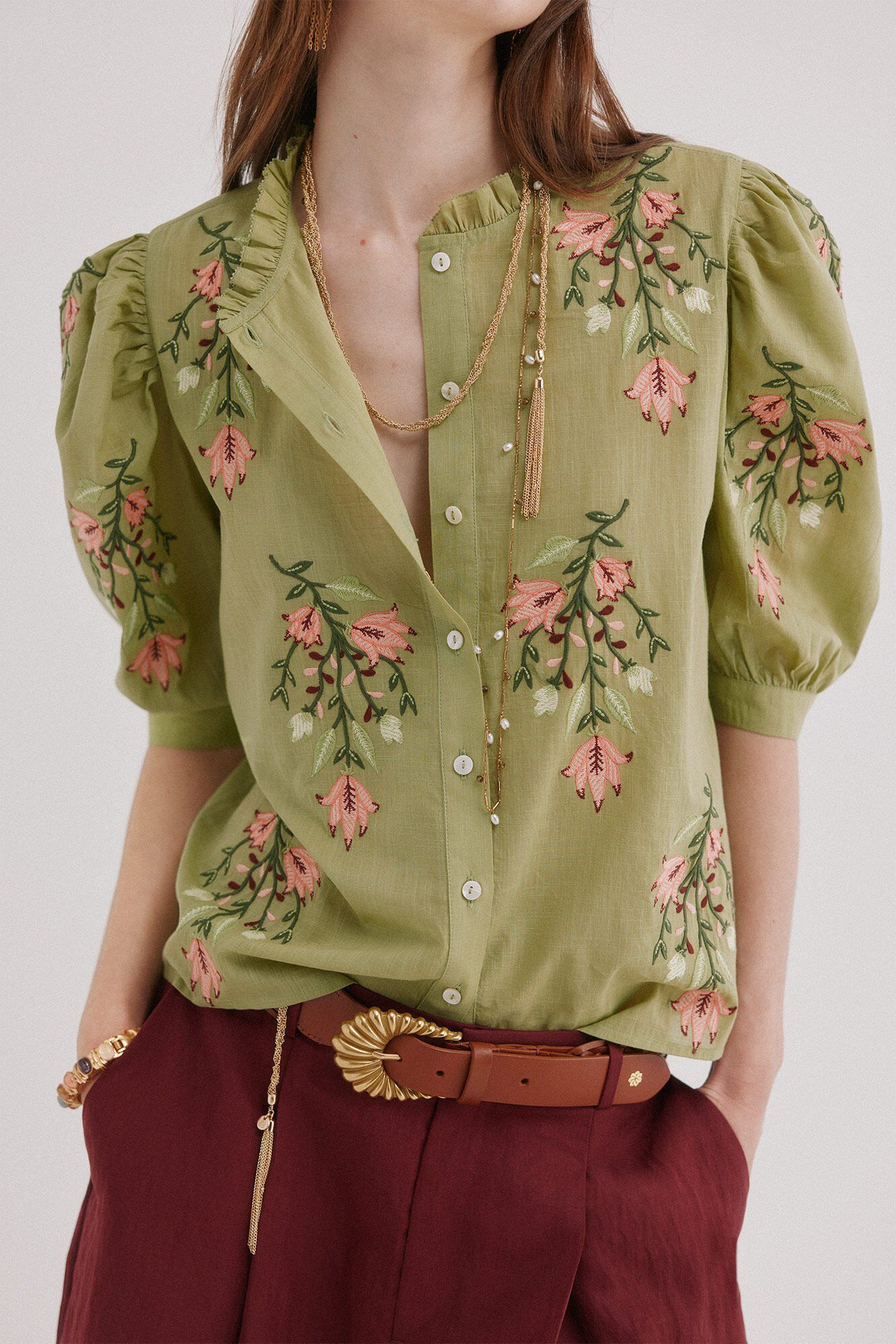 Hoss Intropia Capri. Blusa bordado floral Kaki