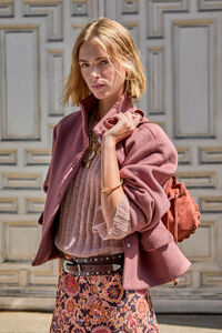 Hoss Intropia Federica. Abrigo corto