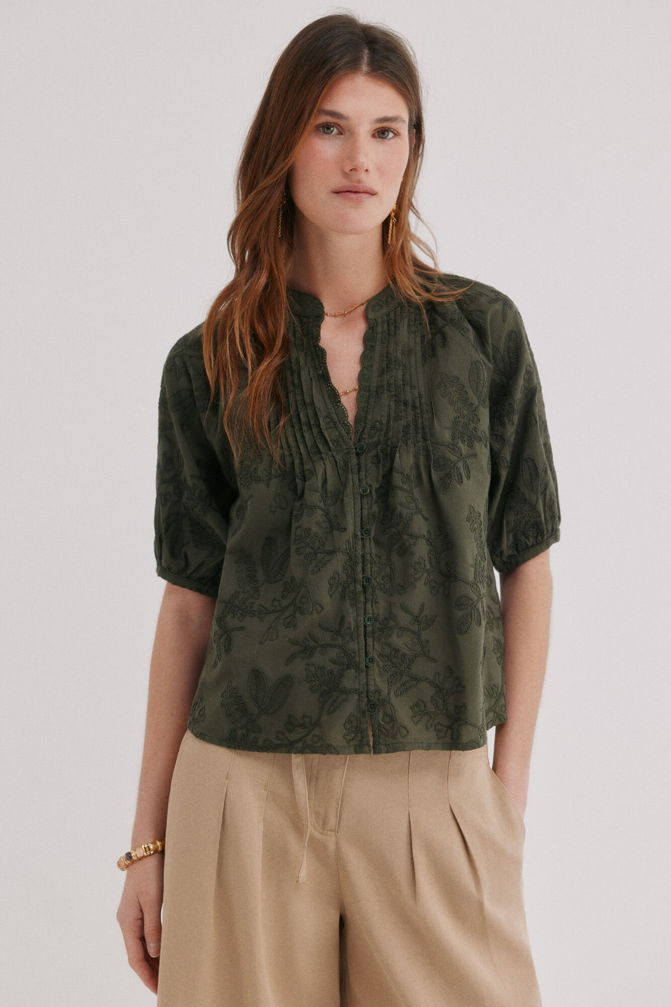 Hoss Intropia Celia. Blusa bordado floral Kaki