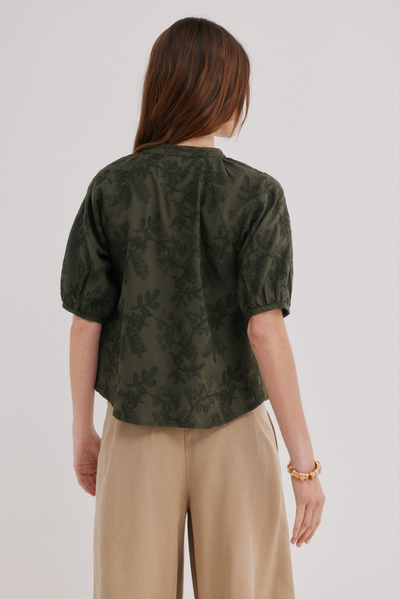 Hoss Intropia Celia. Blusa bordado floral Kaki