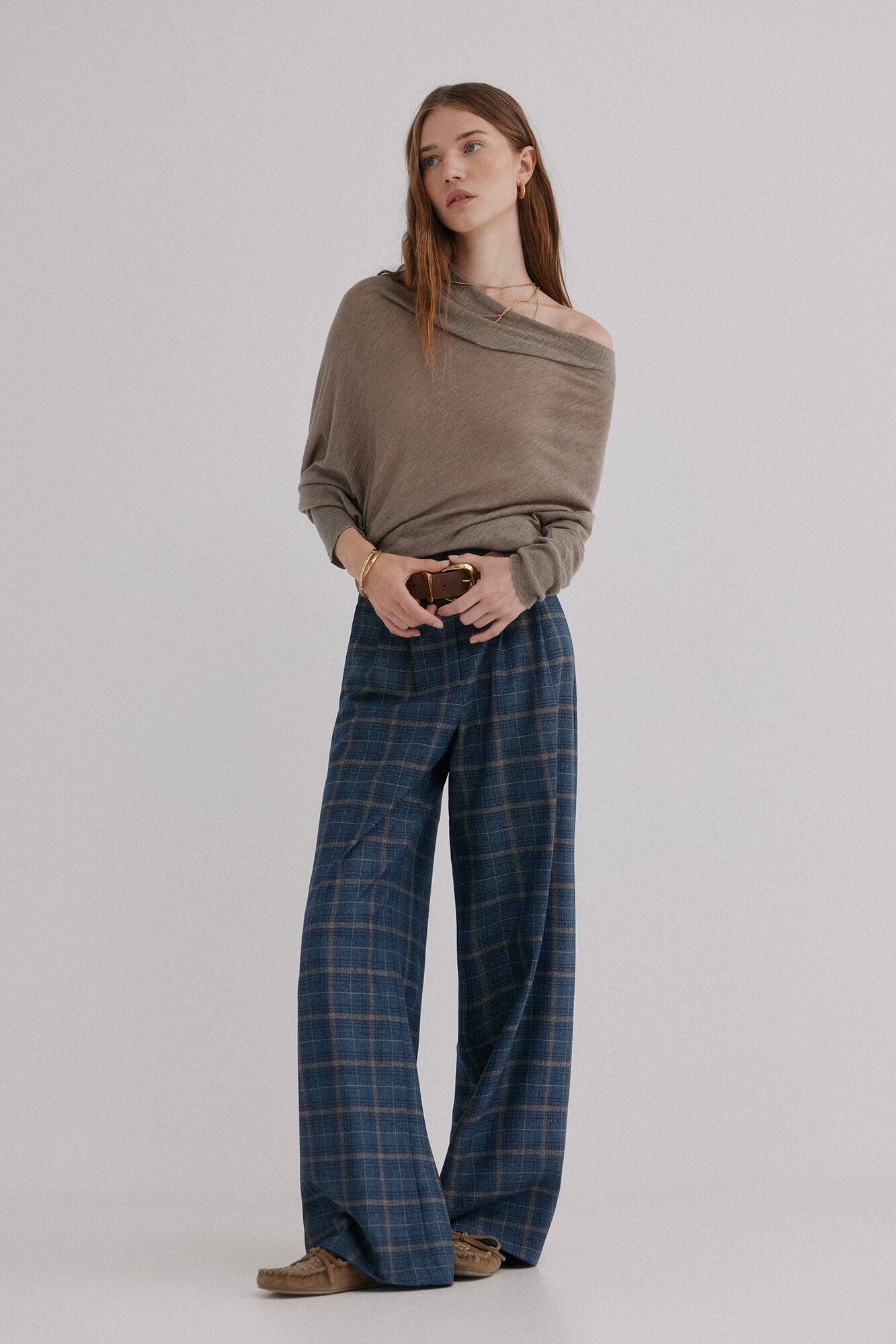 Hoss Intropia Nica. Su&eacute;terescote asim&eacute;trico Gris