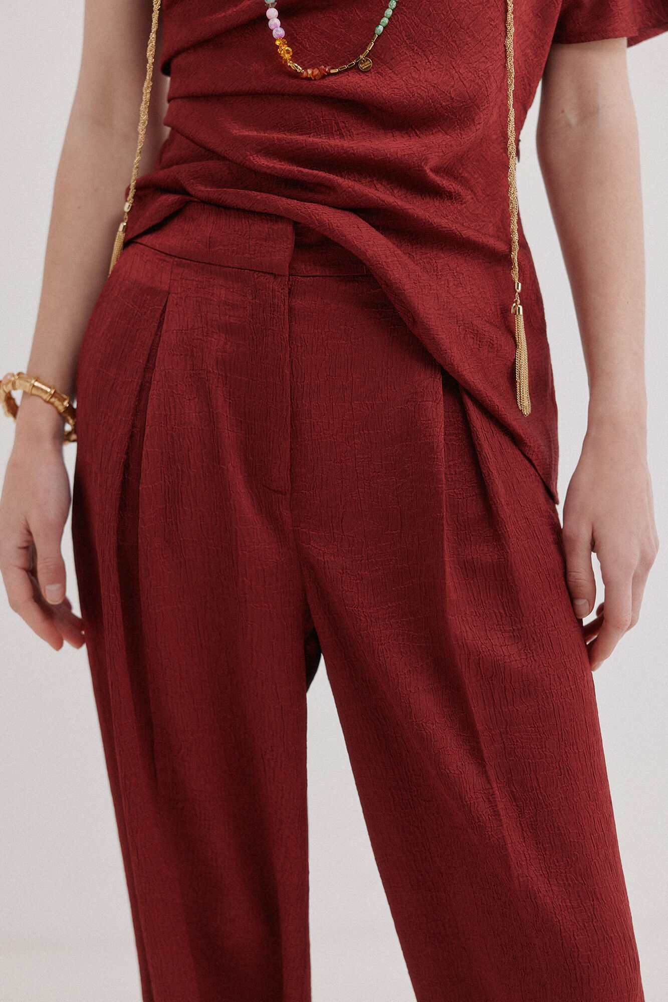 Hoss Intropia Poline. Pantal&oacute;n flu&iacute;do brillante Vino