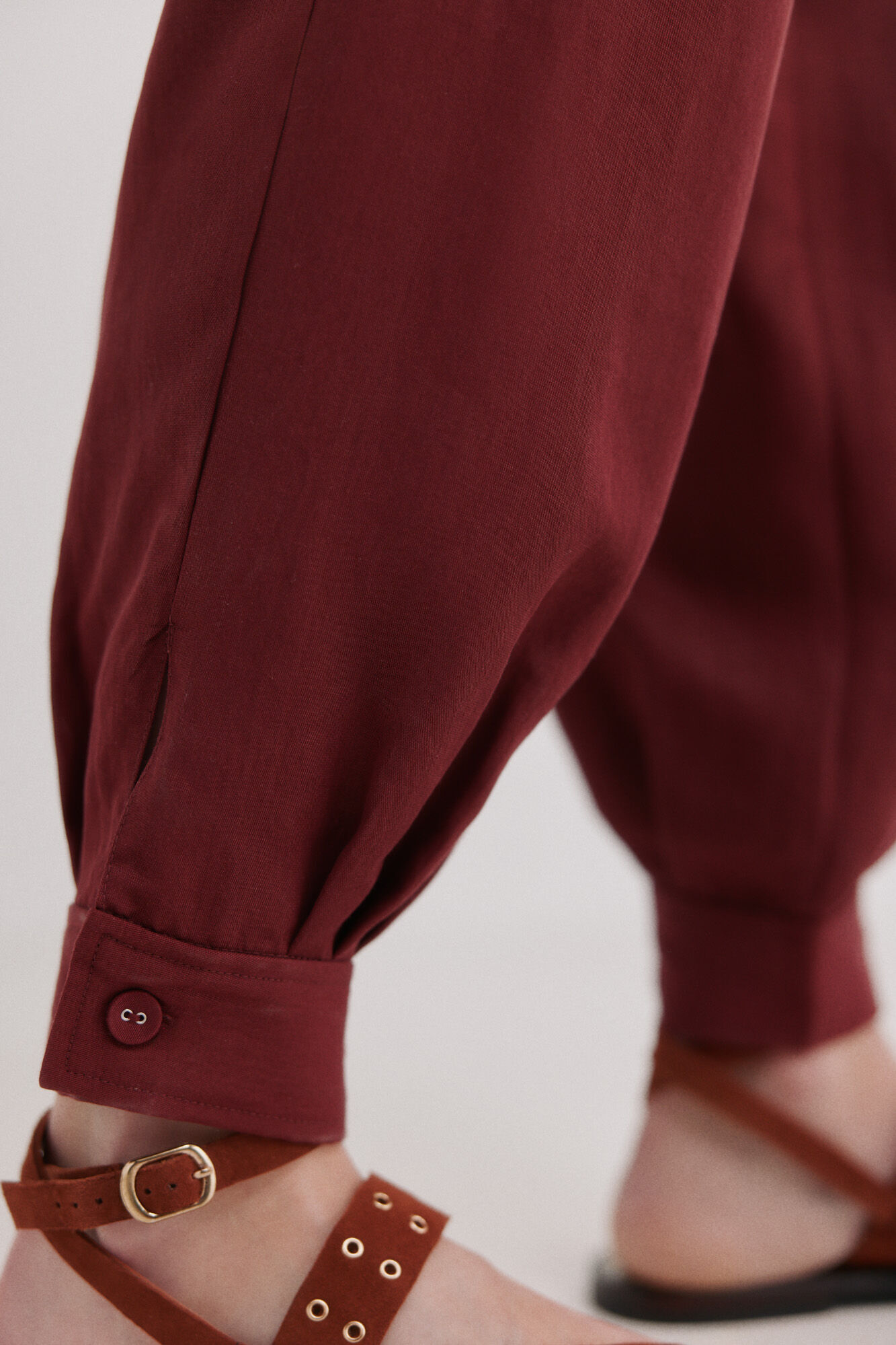 Hoss Intropia Paola. Pantal&oacute;n fit bombacho Vino