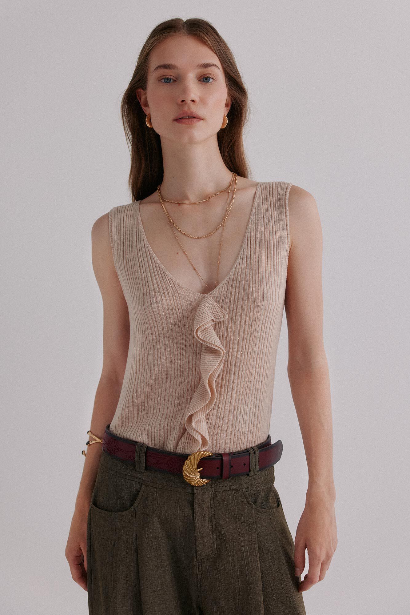 Hoss Intropia Nahia. Top con volante Beige