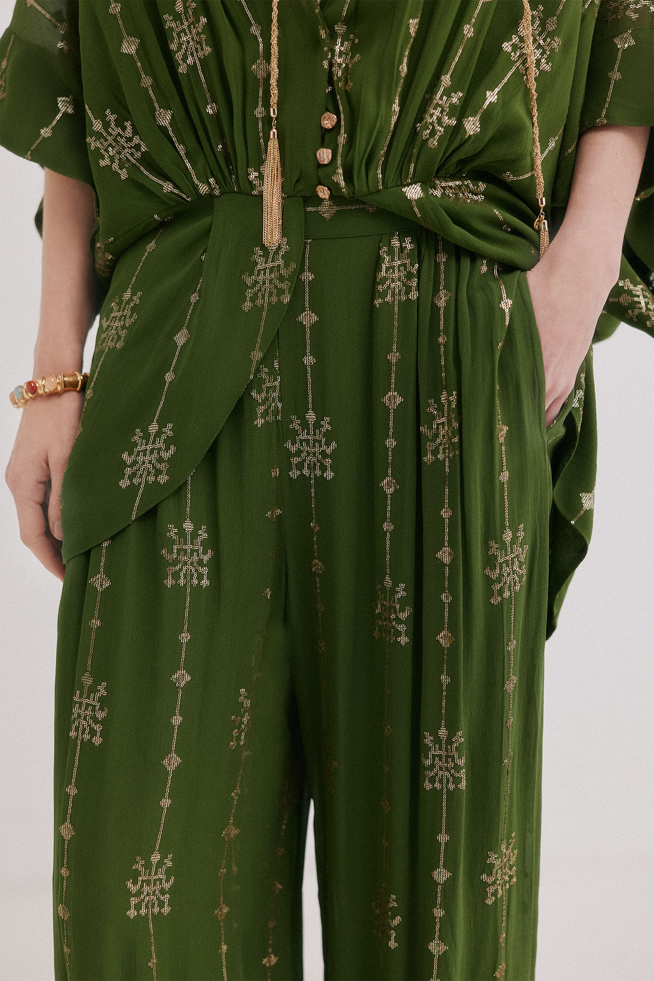 Hoss Intropia Piper. Pantal&oacute;n tejido bordado Kaki