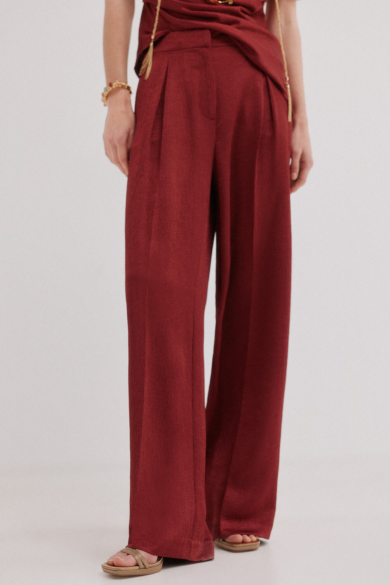 Hoss Intropia Poline. Pantal&oacute;n flu&iacute;do brillante Vino