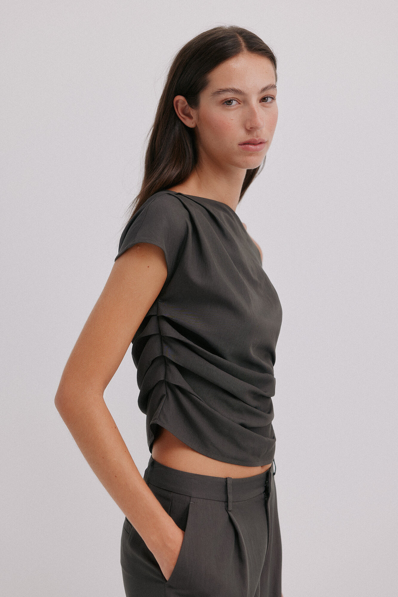 Hoss Intropia Gis&egrave;le. Top asim&eacute;trico Gris