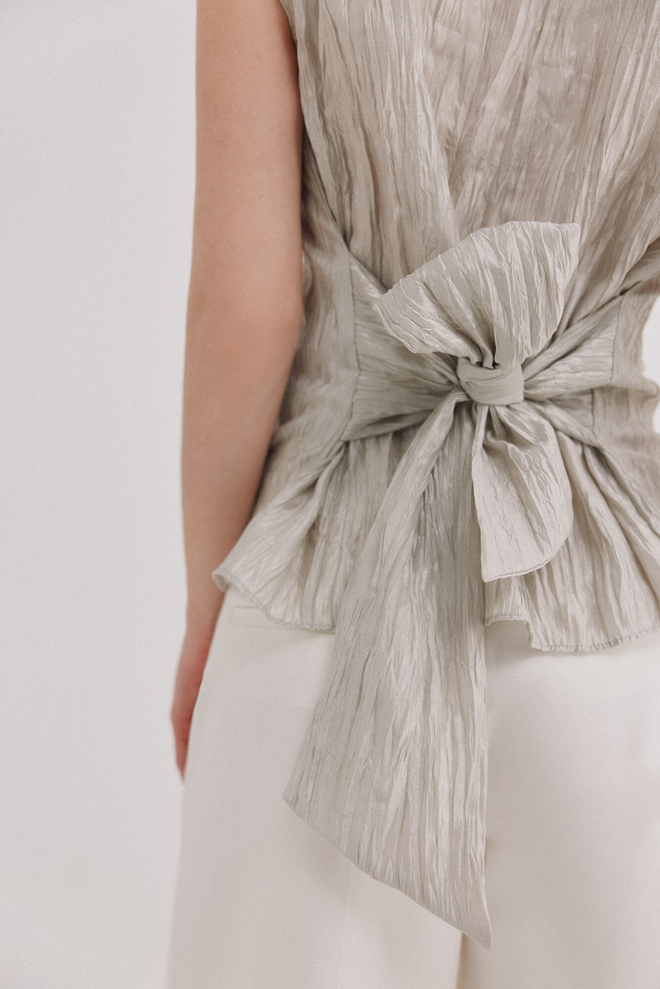 Hoss Intropia Claudia. Top con textura plisada Marfil