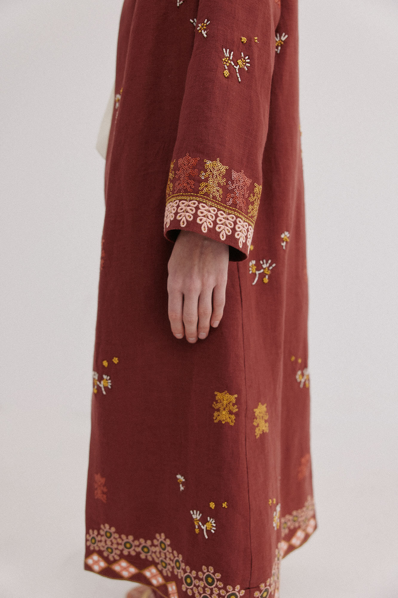 Hoss Intropia Entra. Kimono de lino largo Granate