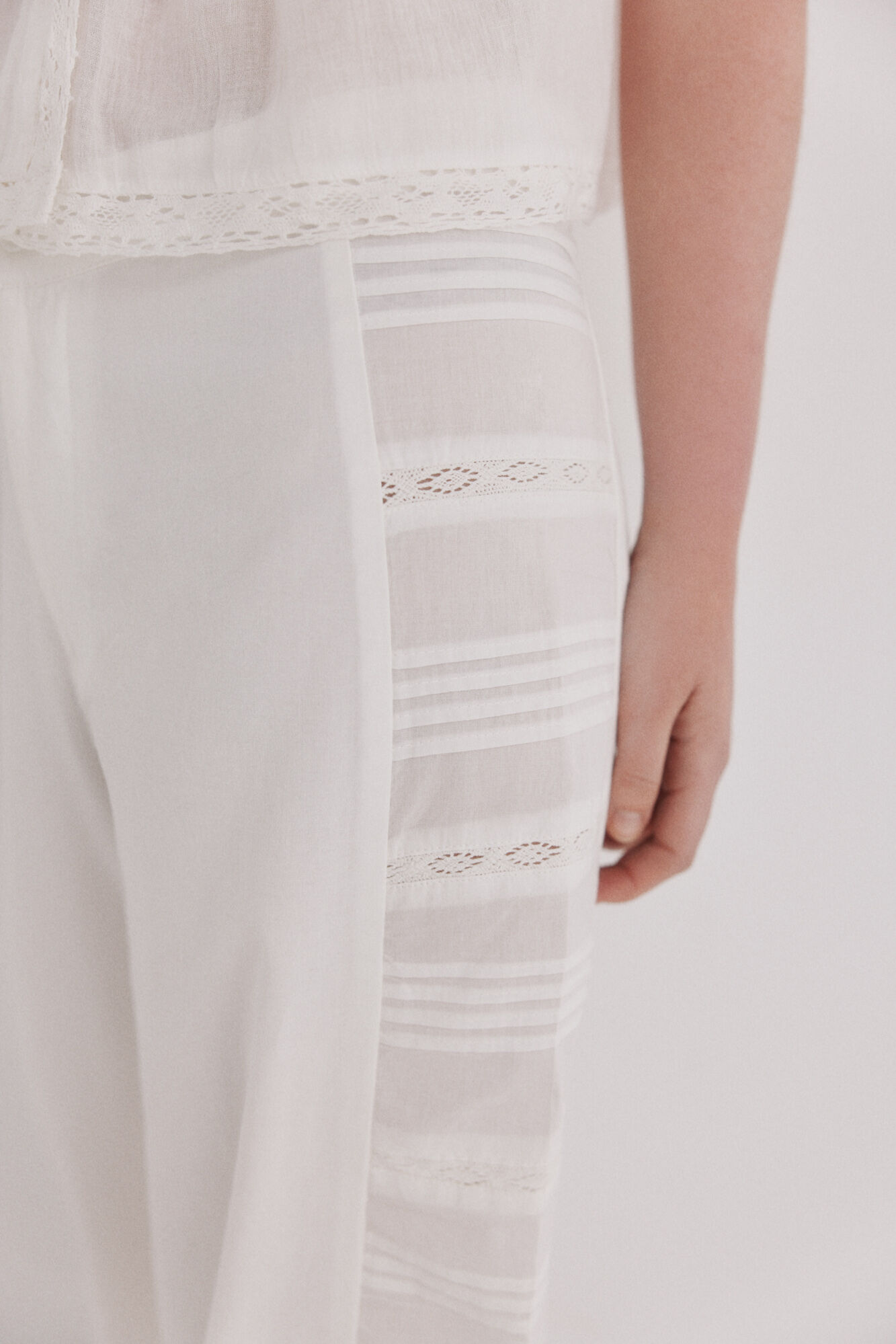 Hoss Intropia P&iacute;a. Pantal&oacute;n tiro medio bordado Blanco