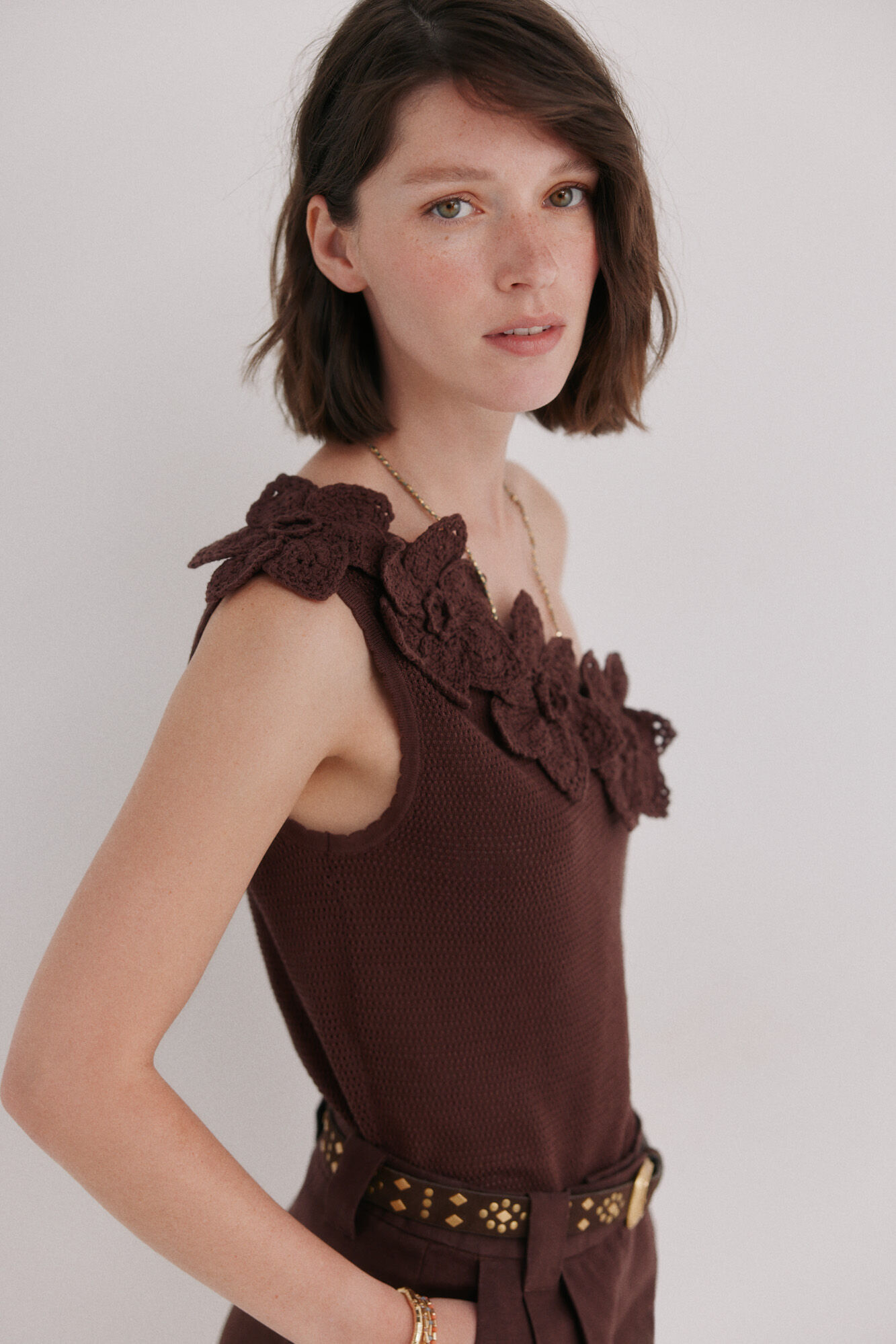 Hoss Intropia Juliana. Top asim&eacute;trico crochet Marron