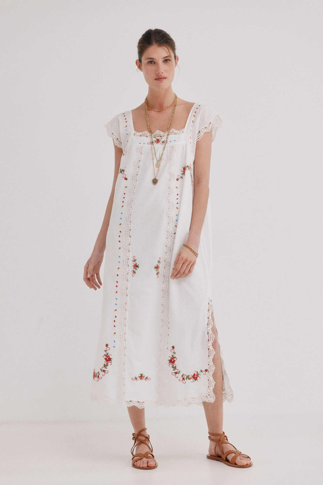 Hoss Intropia Alaira. Vestido bordado Marfil