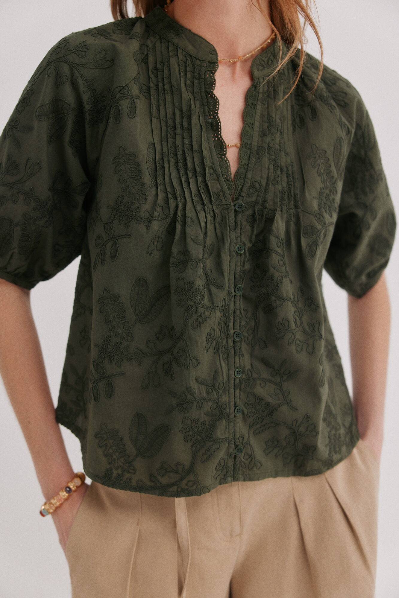 Hoss Intropia Celia. Blusa bordado floral Kaki