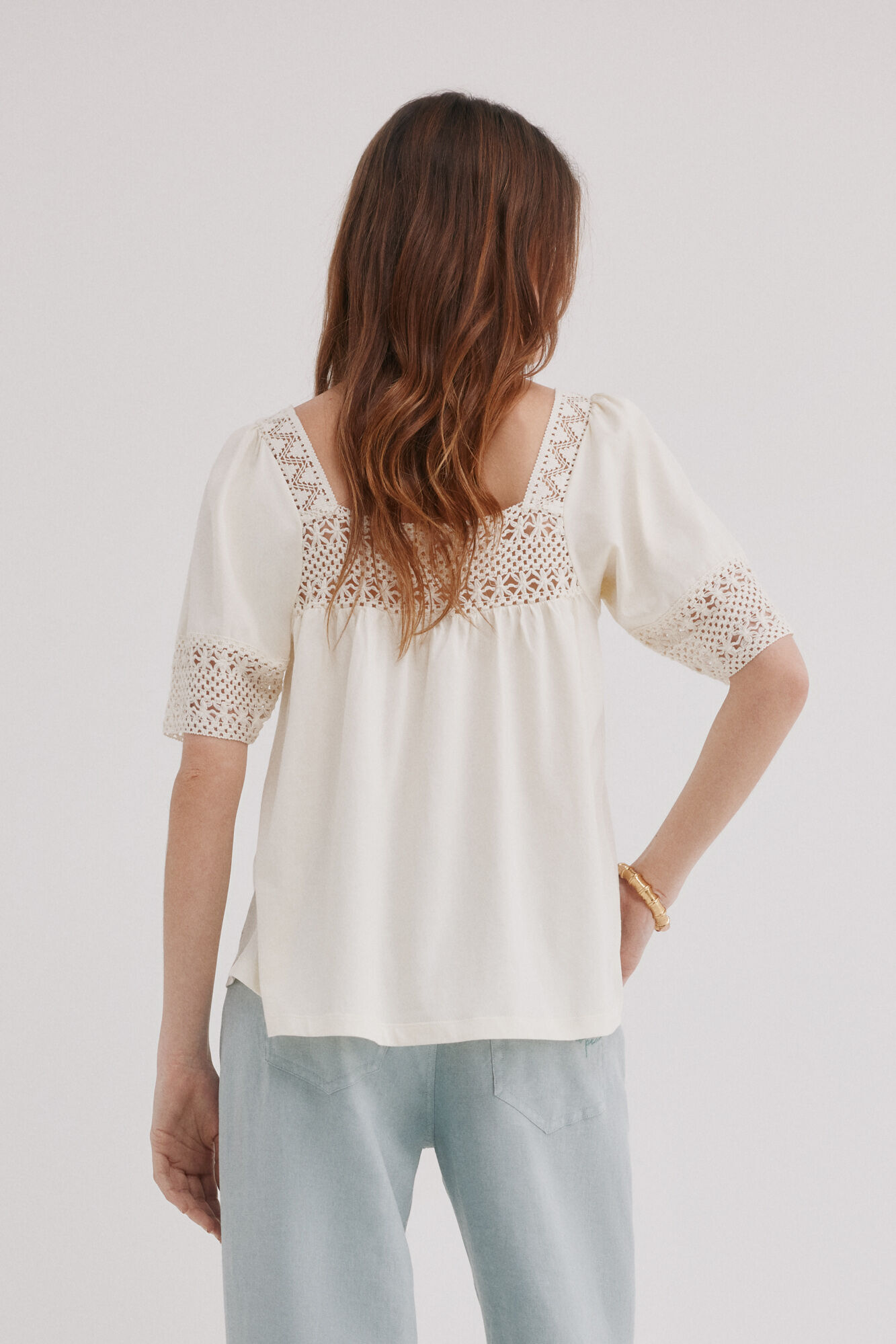 Hoss Intropia Miranda. Playera rom&aacute;ntica Beige