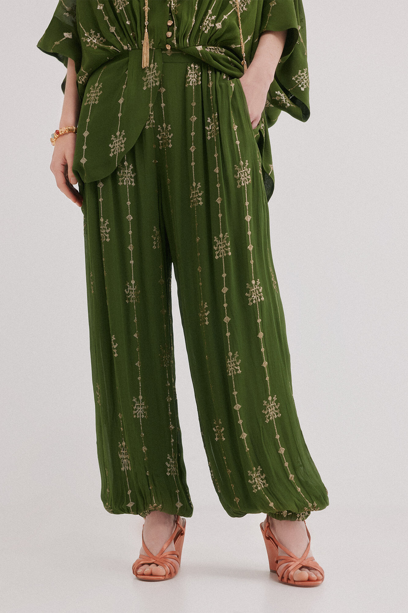 Hoss Intropia Piper. Pantal&oacute;n tejido bordado