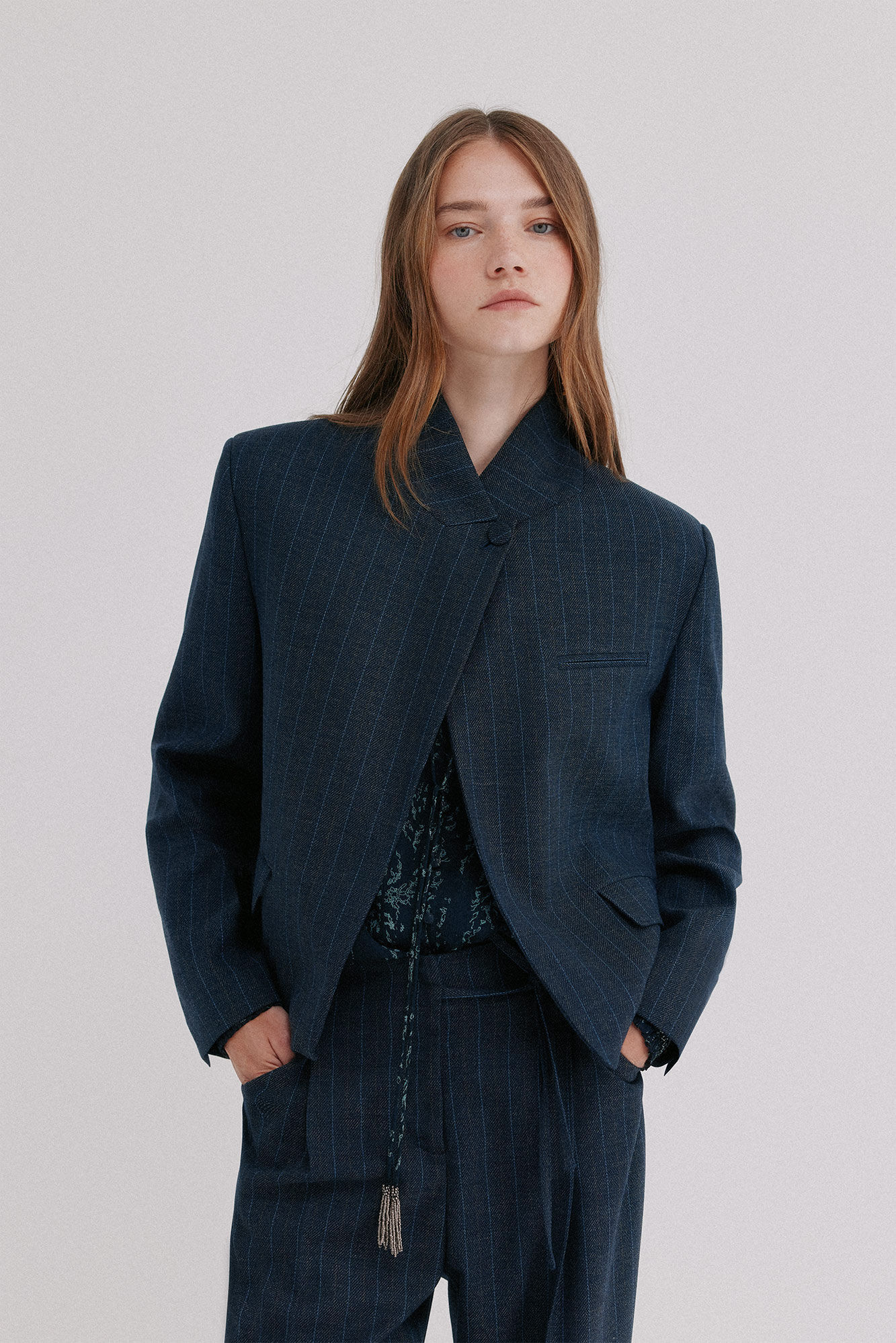 Hoss Intropia Edda. Blazer cropped Azul marino