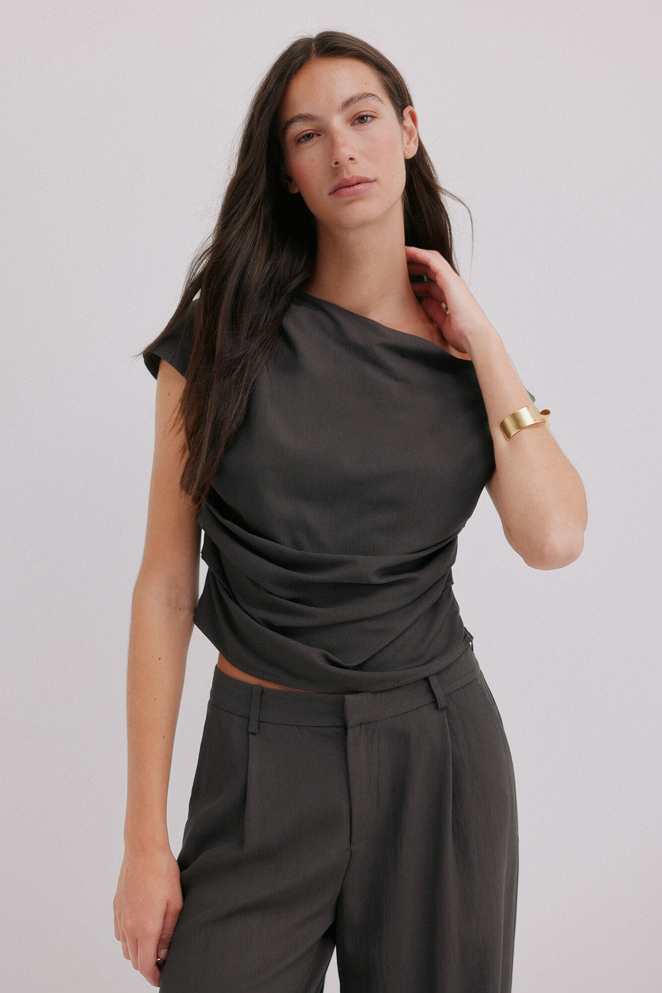 Hoss Intropia Gis&egrave;le. Top asim&eacute;trico Gris