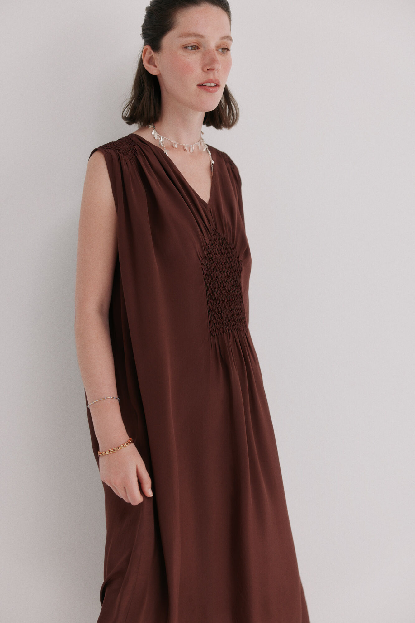 Hoss Intropia Aura. Vestido midi flu&iacute;do Marron