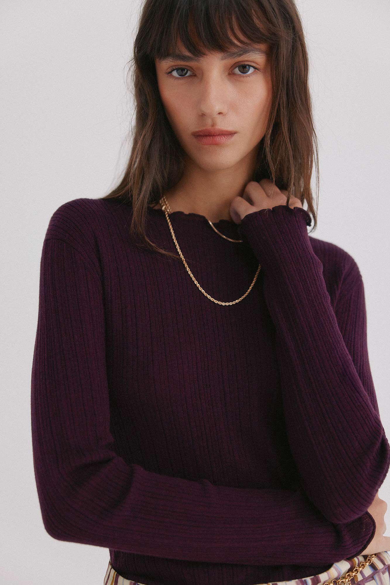 Hoss Intropia Nidia. Top con detalle de ondas Granate