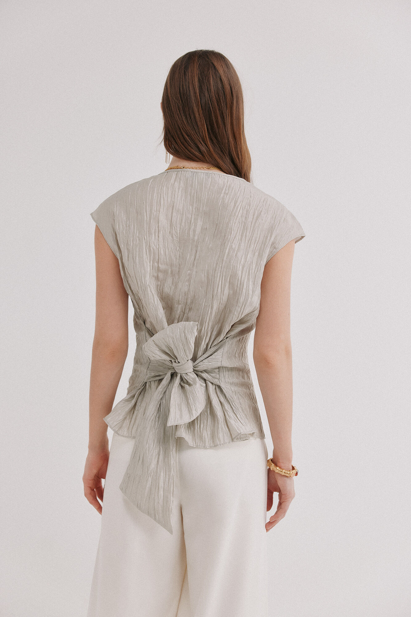 Hoss Intropia Claudia. Top con textura plisada Marfil