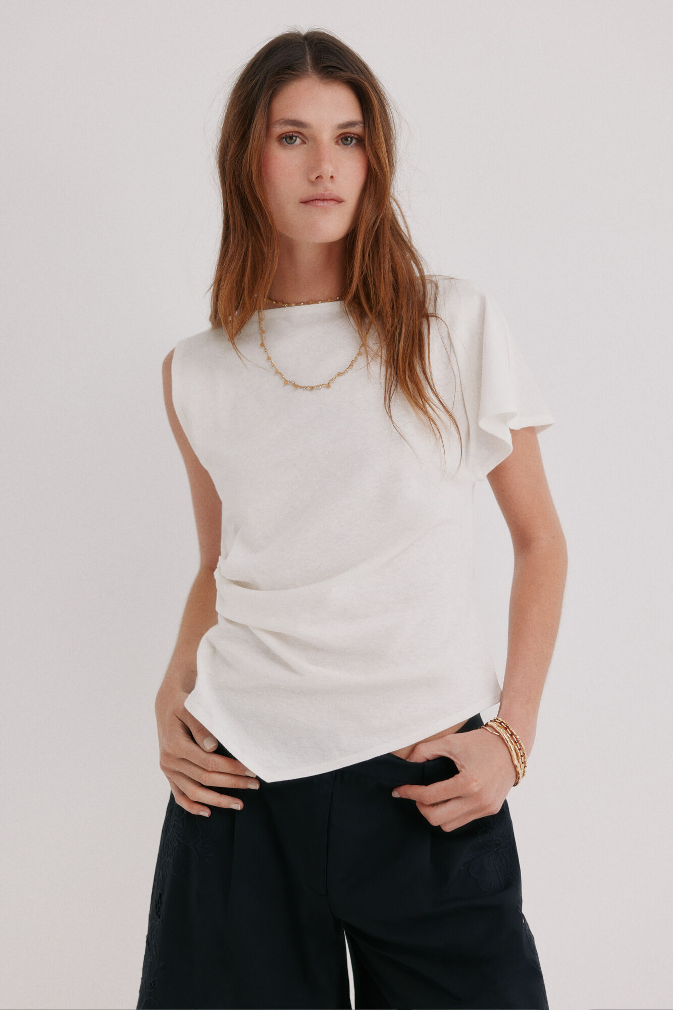 Hoss Intropia Melania. Camiseta asim&eacute;trica Marfil