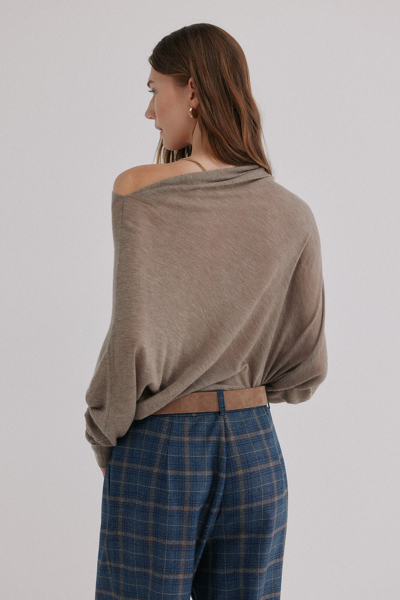 Hoss Intropia Nica. Su&eacute;terescote asim&eacute;trico Gris