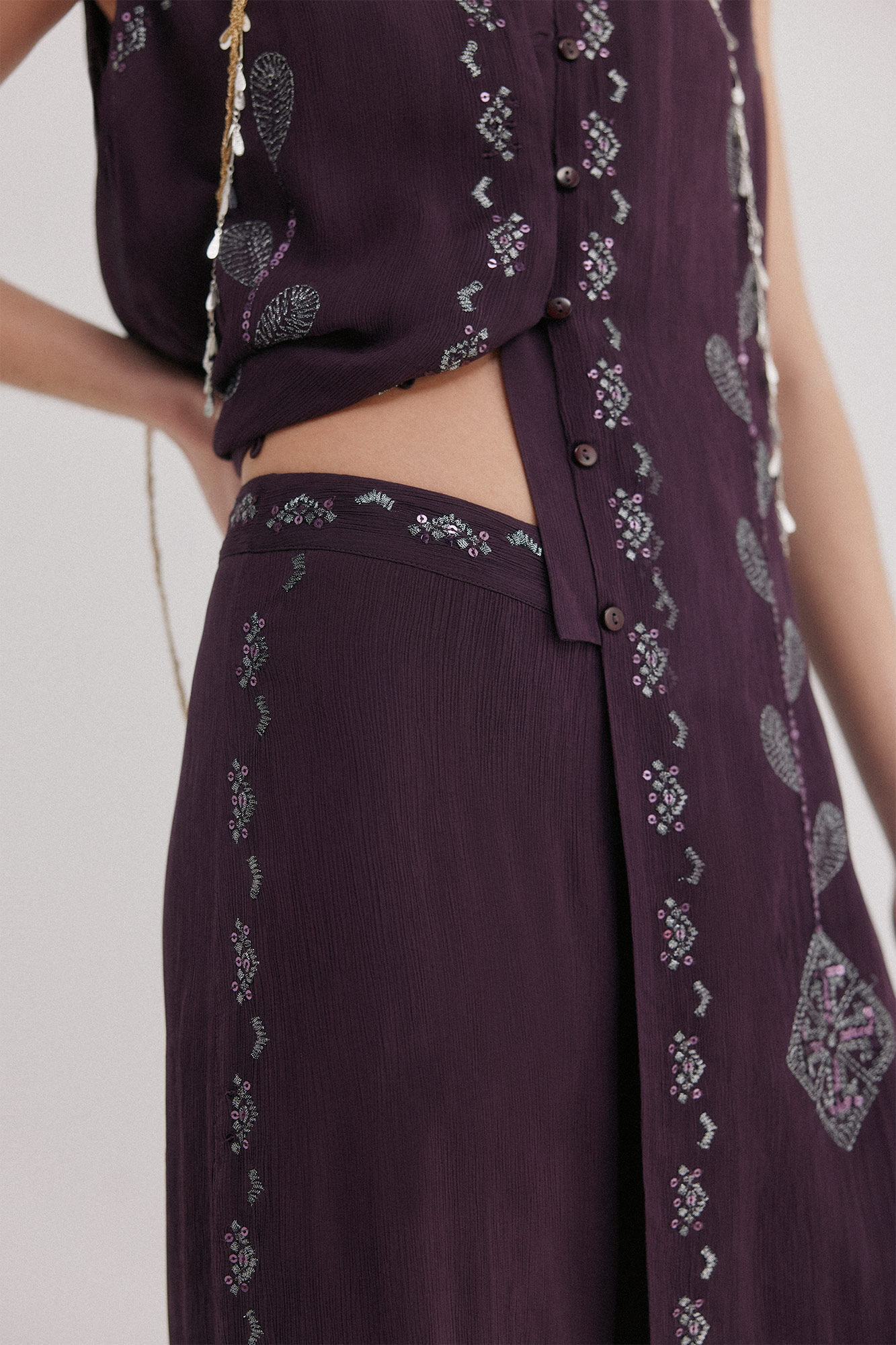 Hoss Intropia Prisca. Pantal&oacute;n bordado Morado