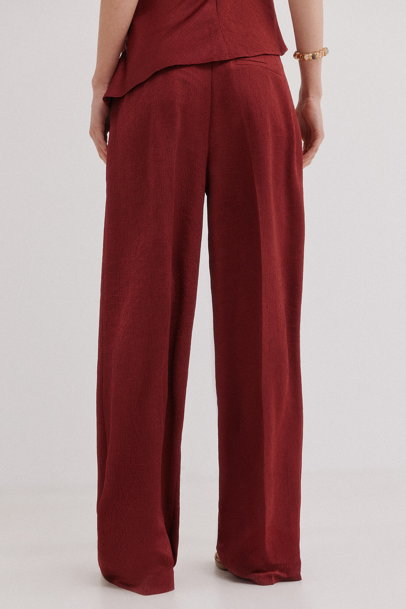 Hoss Intropia Poline. Pantal&oacute;n flu&iacute;do brillante Vino