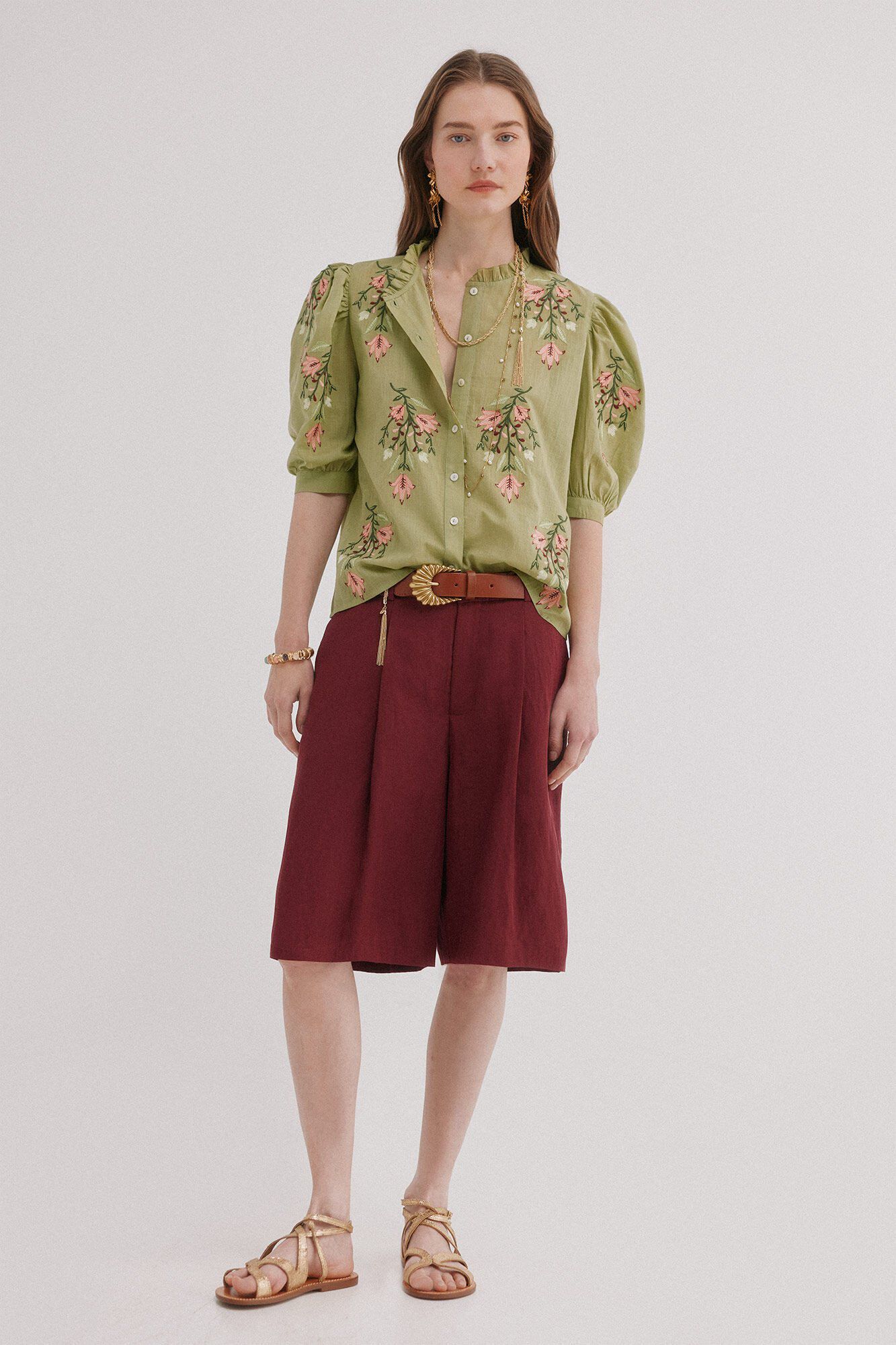 Hoss Intropia Capri. Blusa bordado floral Kaki