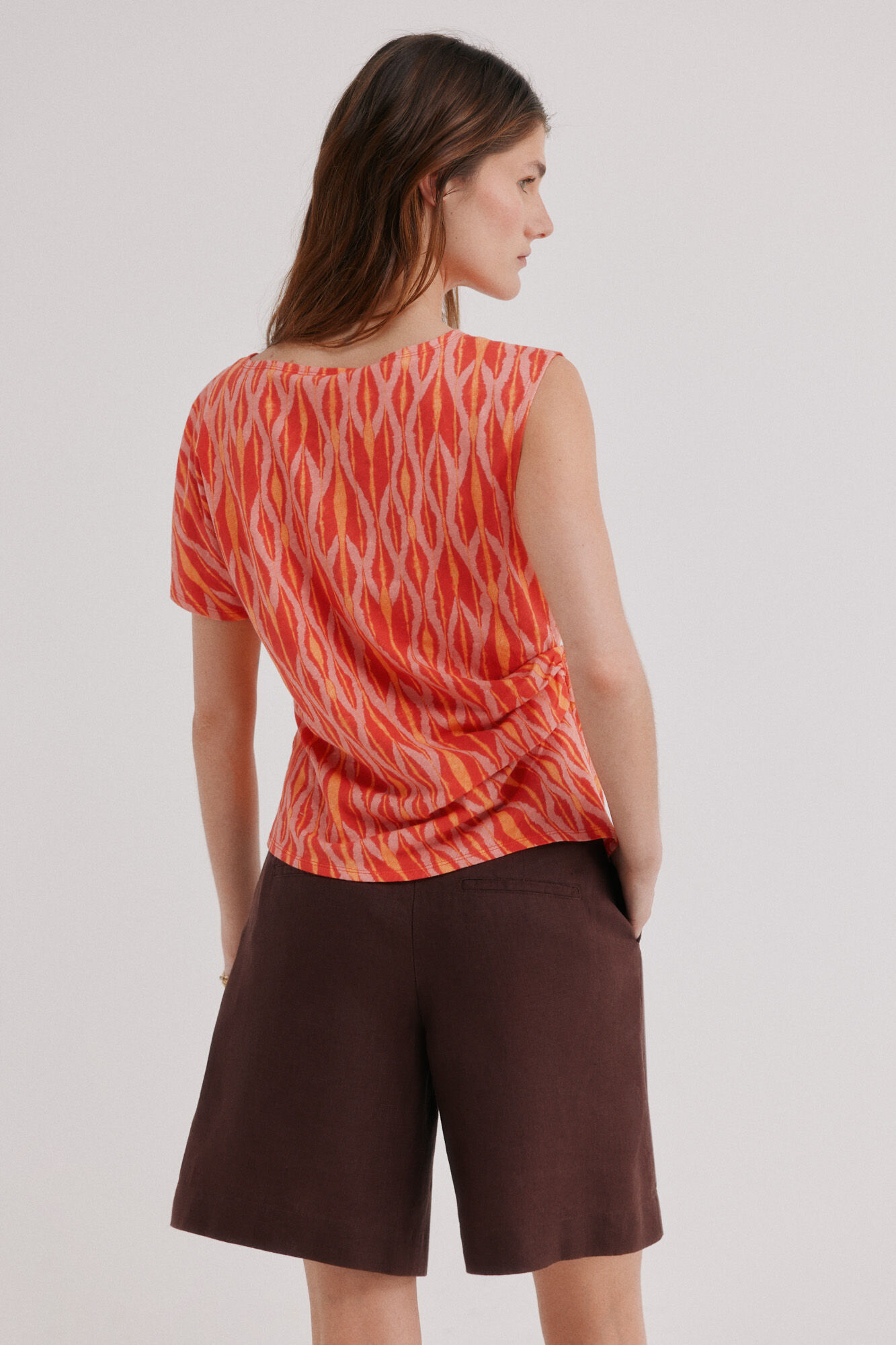 Hoss Intropia Melania. Camiseta asim&eacute;trica Multicolor
