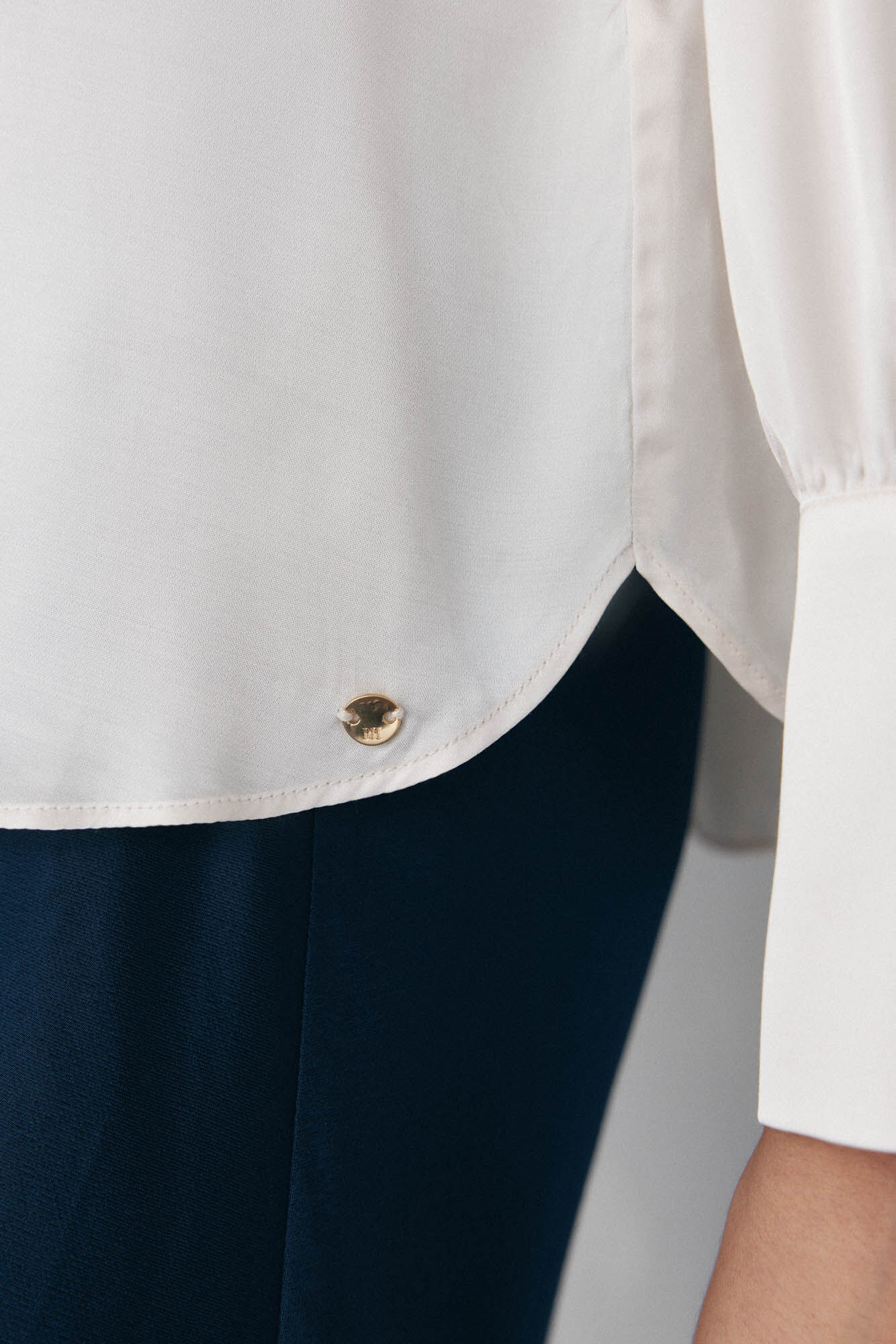 Pedro del Hierro Blusa satinada con lazo Beige