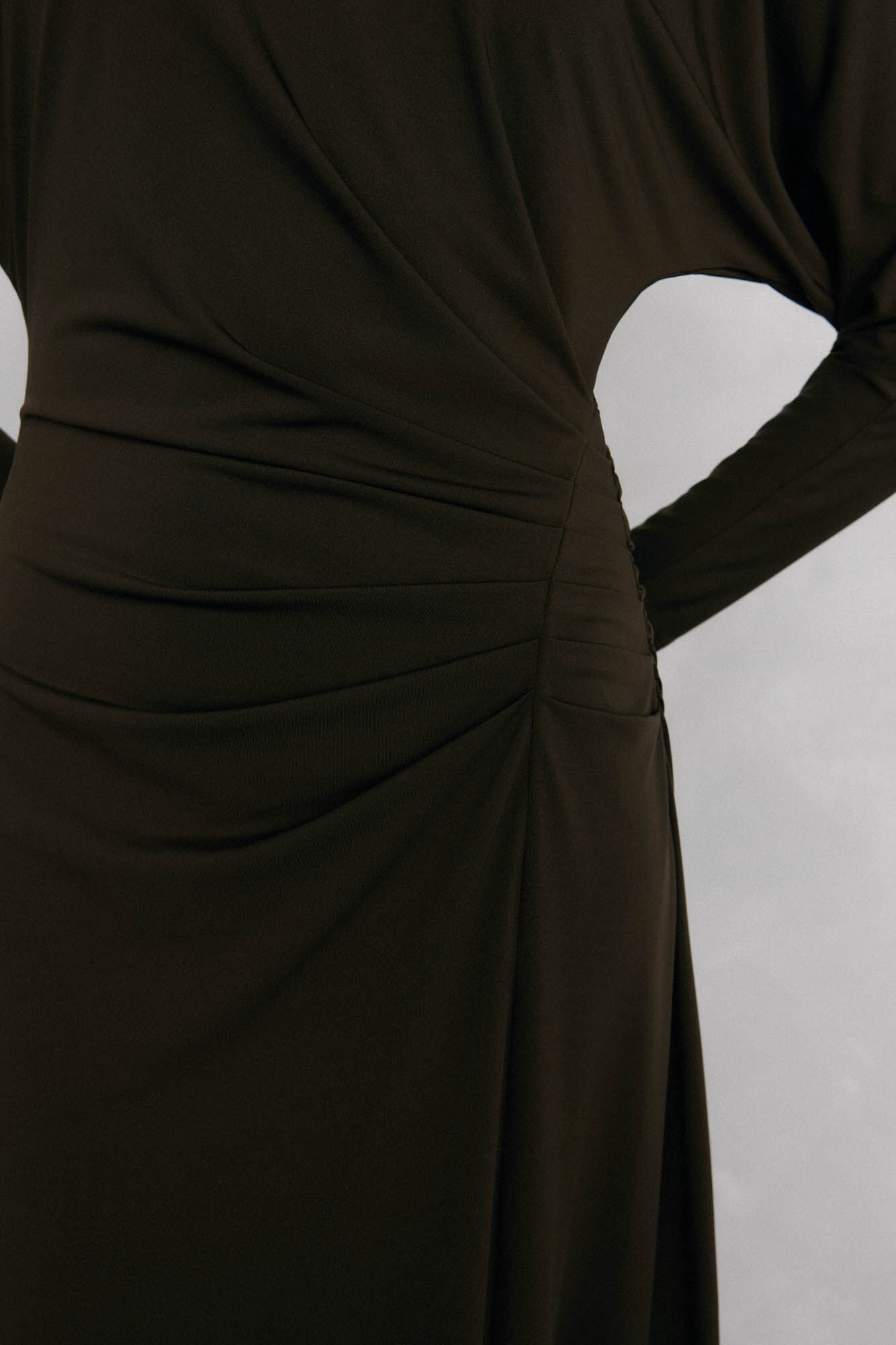 Pedro del Hierro Vestido midi de punto fruncido de manga larga Marr&oacute;n