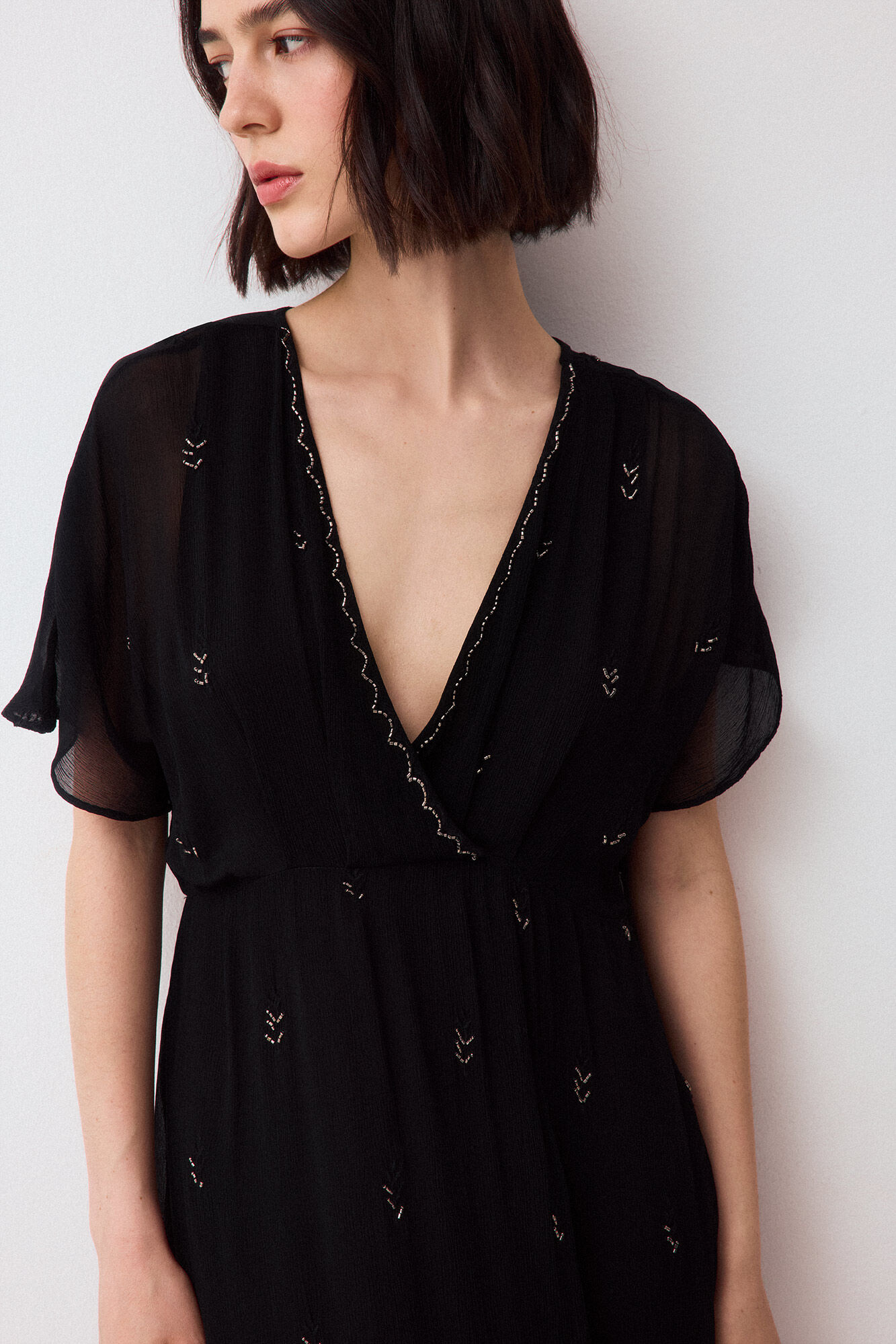Pedro del Hierro Vestido fluido con detalle de pedrer&iacute;a Negro