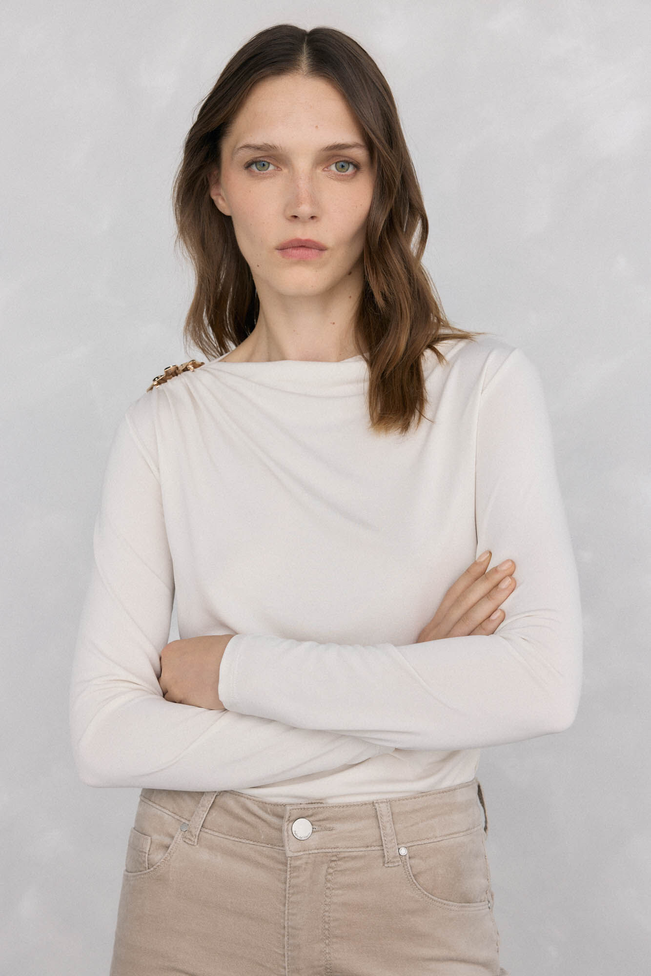 Pedro del Hierro Playera drapeada con broche Beige