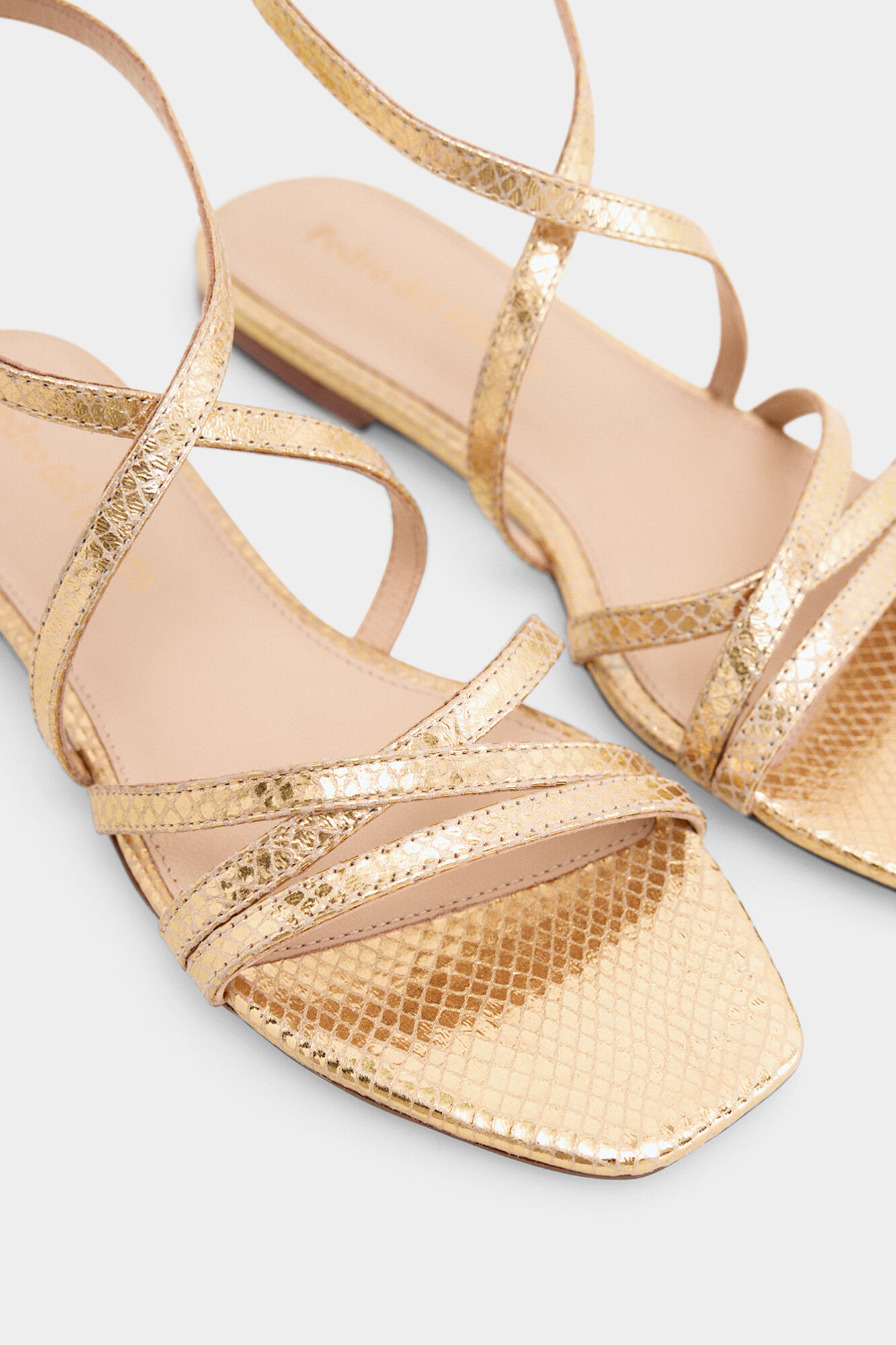 Pedro del Hierro Sandalia dorada Amarillo