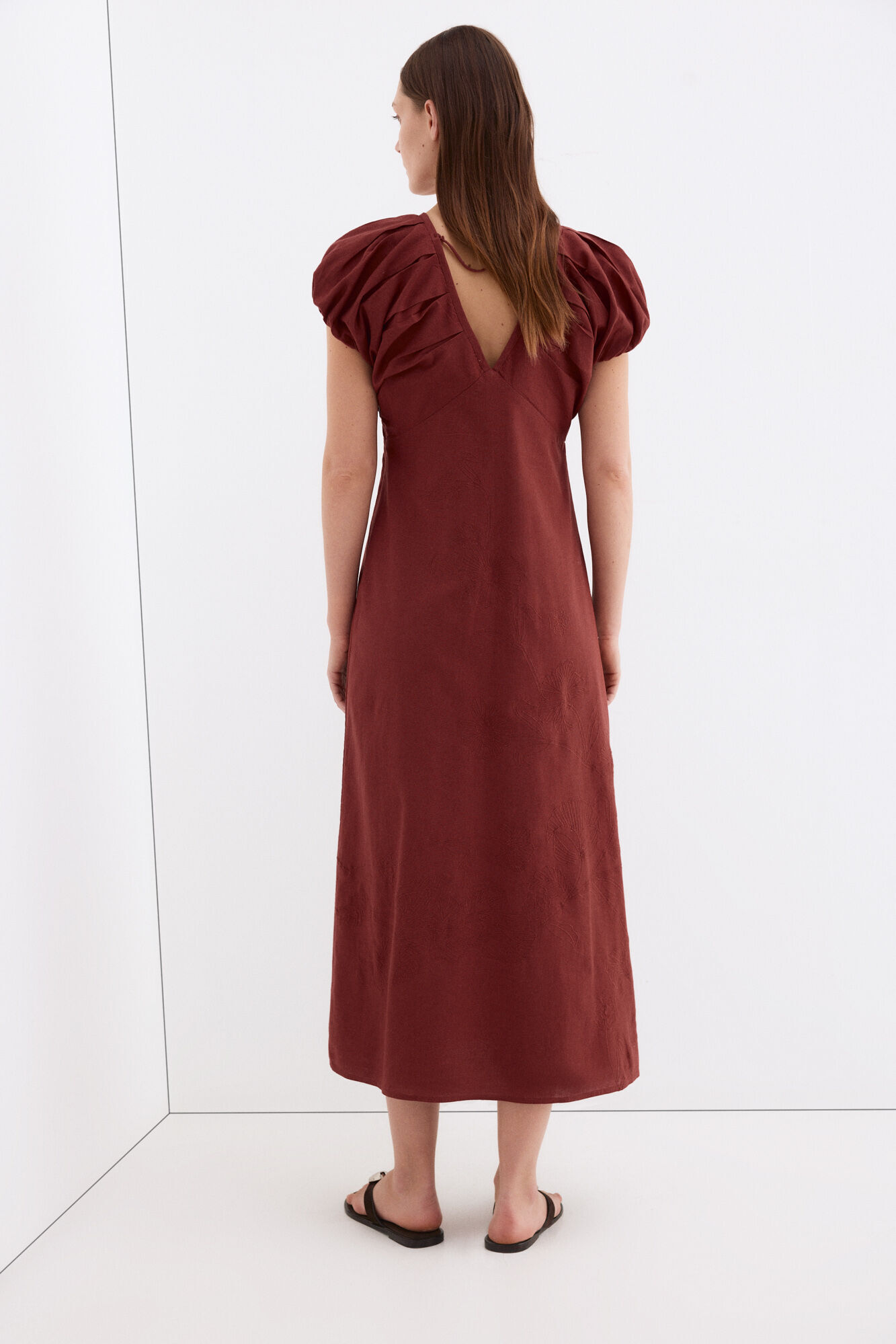 Pedro del Hierro Vestido largo midi con flores bordadas Marr&oacute;n