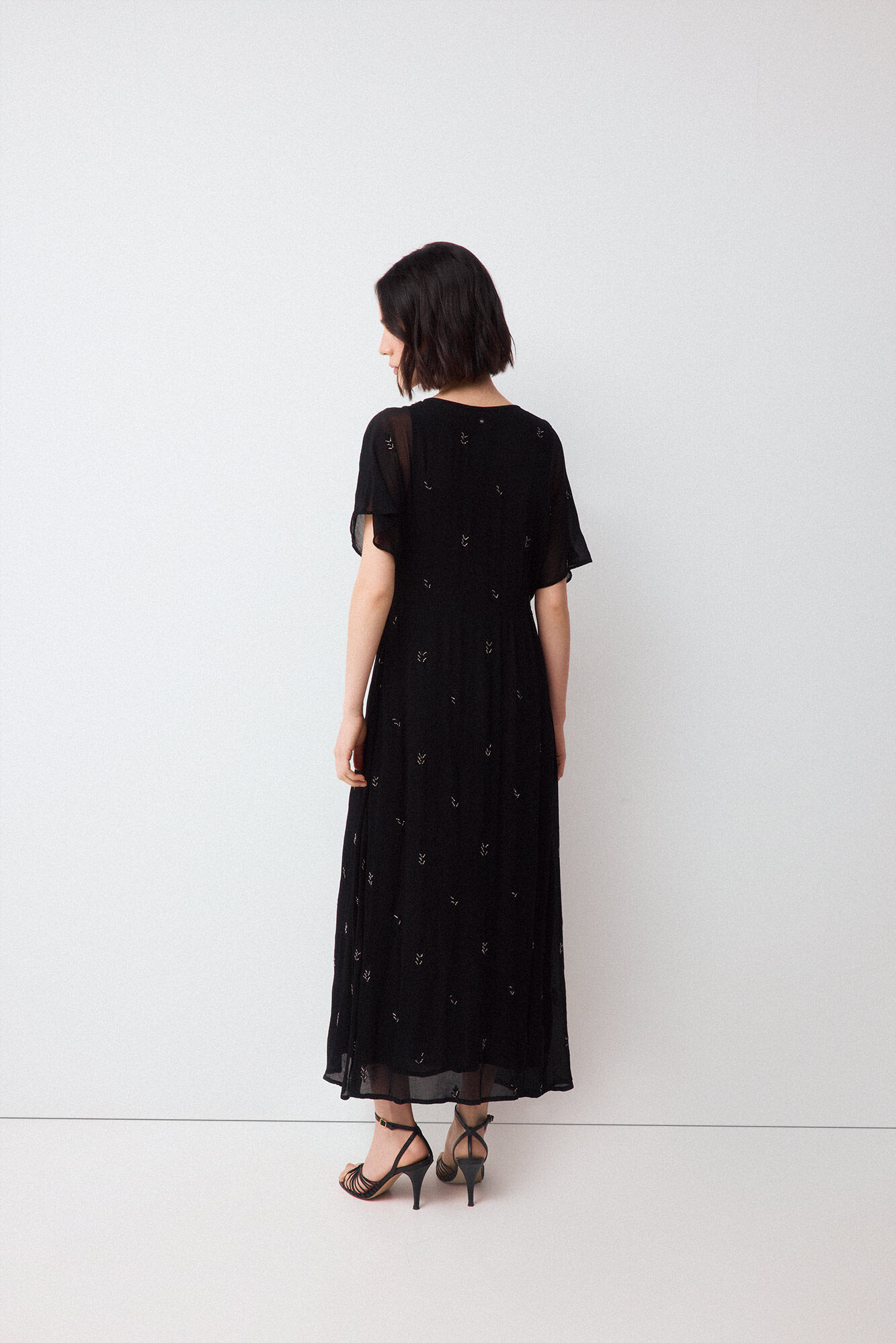 Pedro del Hierro Vestido fluido con detalle de pedrer&iacute;a Negro