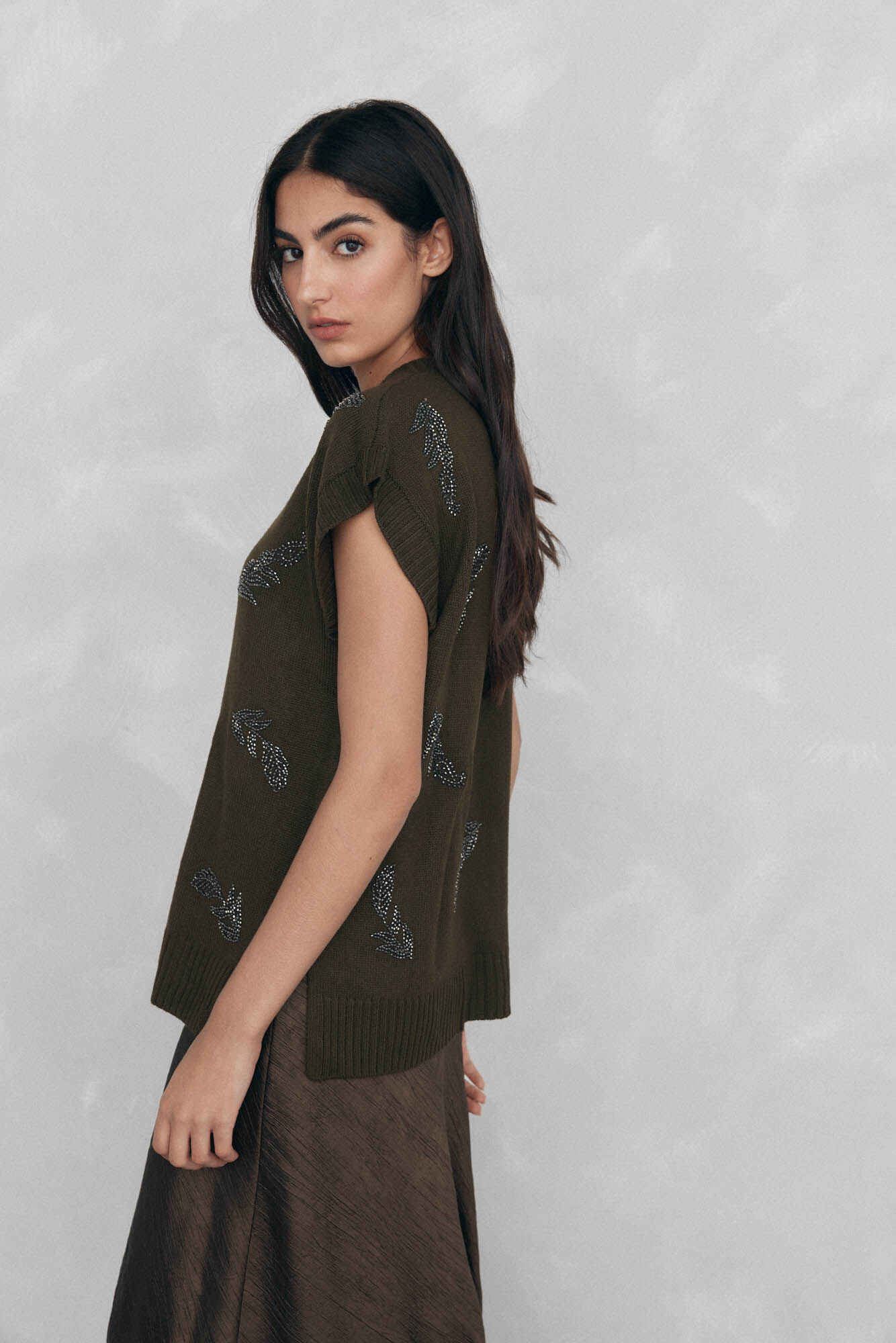 Pedro del Hierro Chaleco de punto pico con pedrer&iacute;a bordada