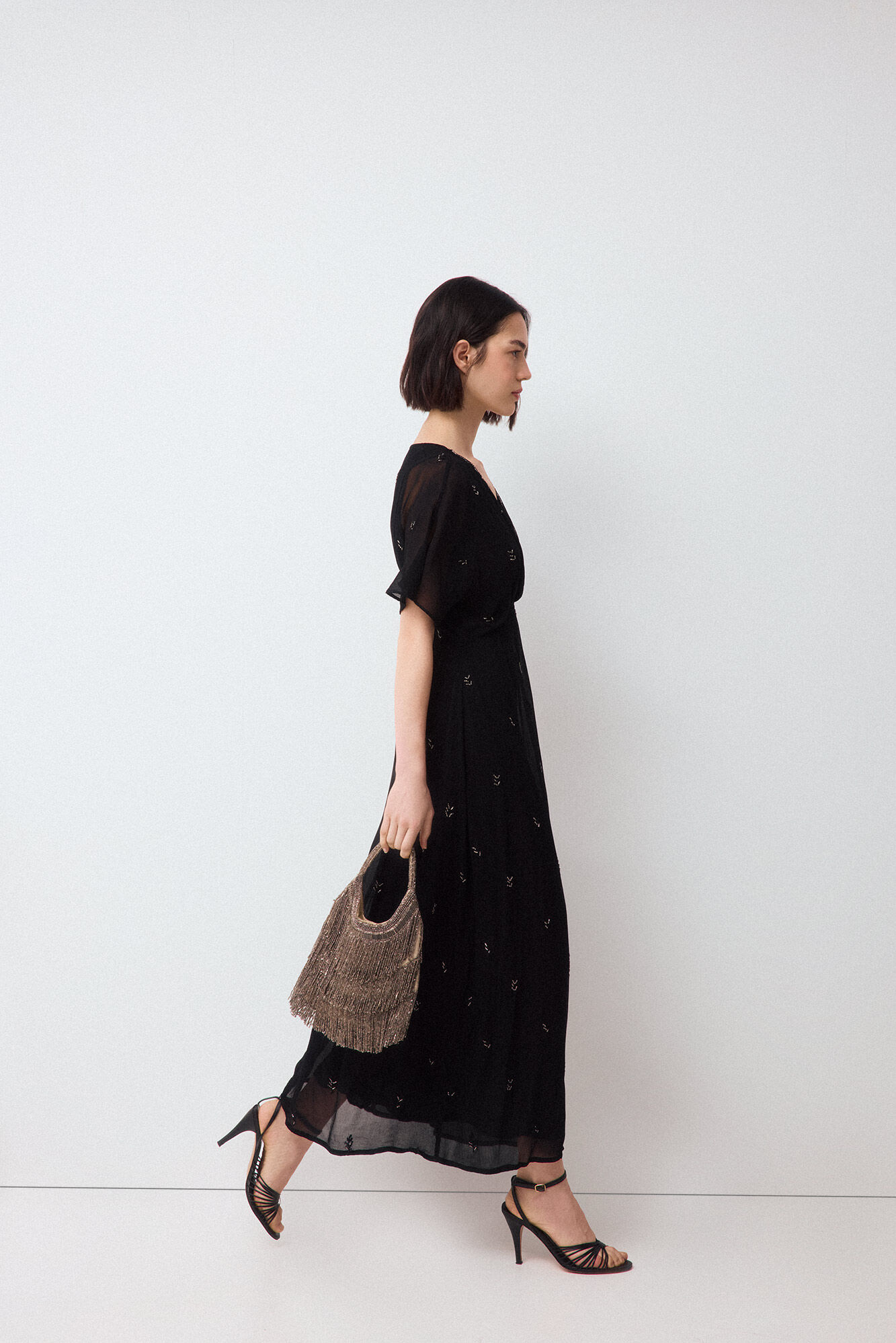 Pedro del Hierro Vestido fluido con detalle de pedrer&iacute;a