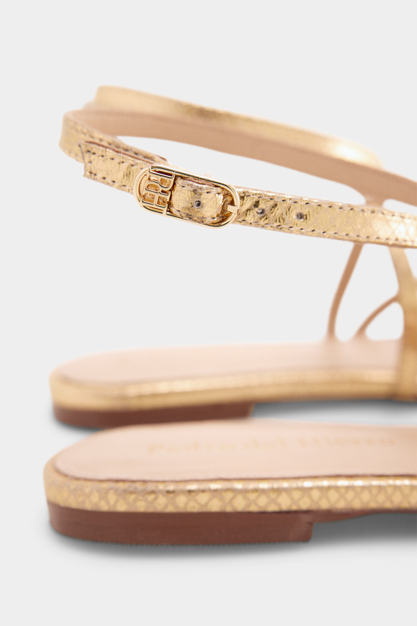 Pedro del Hierro Sandalia dorada Amarillo