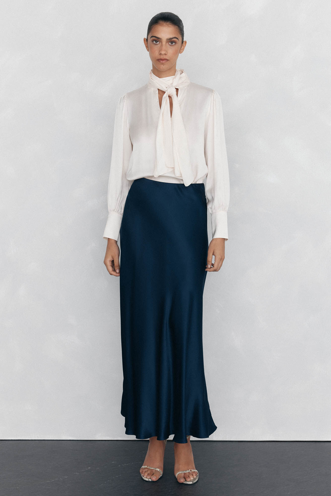 Pedro del Hierro Blusa satinada con lazo Beige