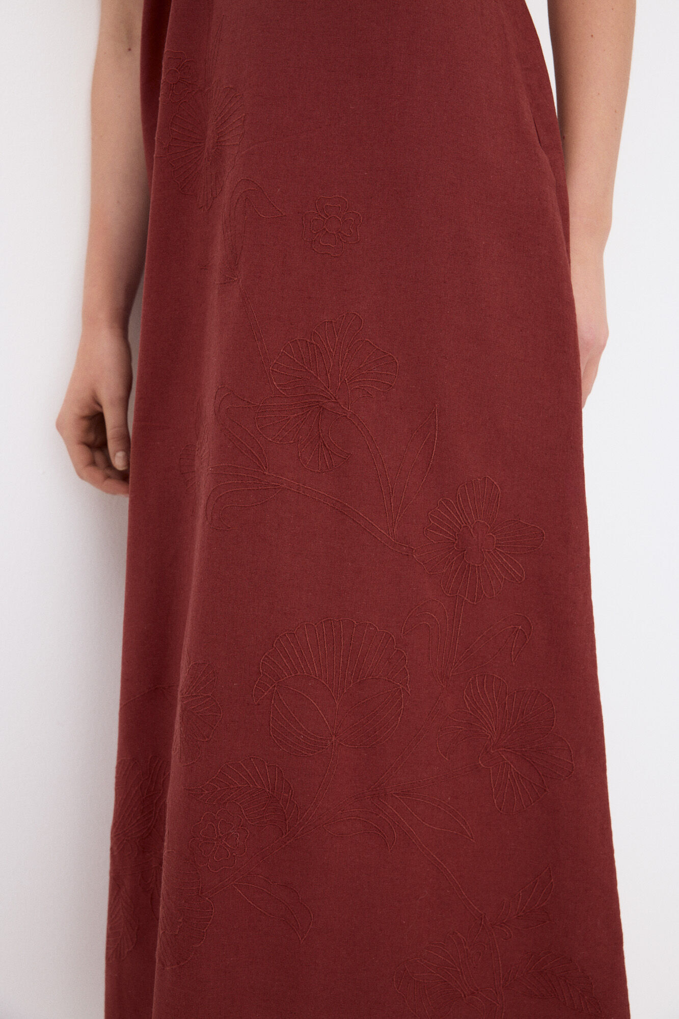 Pedro del Hierro Vestido largo midi con flores bordadas Marr&oacute;n